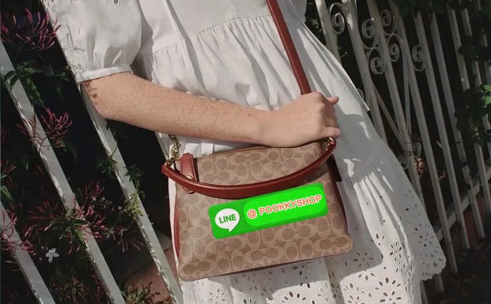 Coach C0698 เรียบแต่เฉียบทุกองศา ความคลาสสิกที่แฝงไว้ด้วยกลิ่นอายความเท่ ดีไซน์ทรงเหลี่ยมจับถนัดมือ ใส่ของจำเป็นได้ครบ เหมาะกับวันทำงาน หรือวันเดินเล่นสบาย ๆ ถือลุคคุณหนู หรือสะพายแบบสาวชิคก็ลงตัว