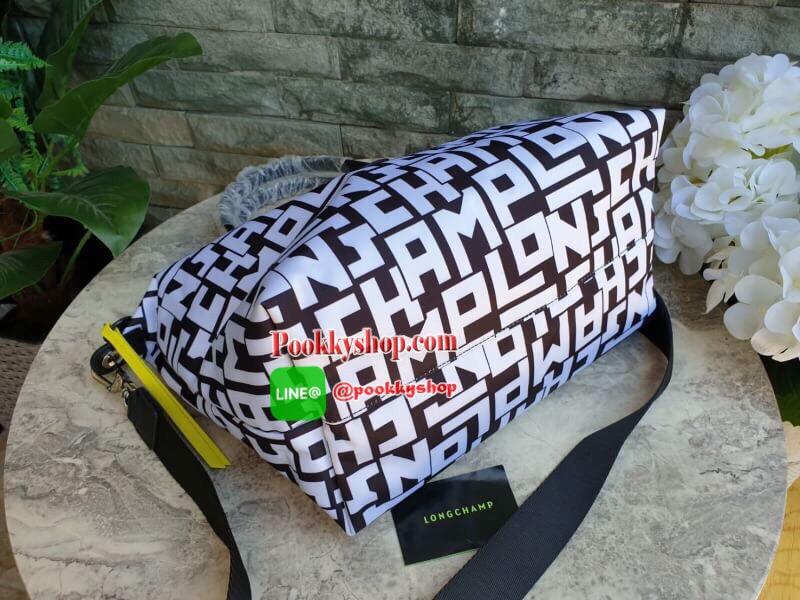 LE PLIAGE LGP TOP HANDLE BAG M รายละเอียด • วัสดุ: ผ้าใบ • อะไหล่: นิกเกิล • ตัวกระเป๋า: ผ้าใบโพลีอะไมด์เคลือบด้านใน • ตกแต่ง: หนังวัว รายละเอียดภายนอก • การปิด: ซิปและกระดุมสแน๊ป • สายสะพาย: ถอดออกได้ • ช่อง: 1 รายละเอียดภายใน • ช่องใส่ของ: 1 • จุของได้เ