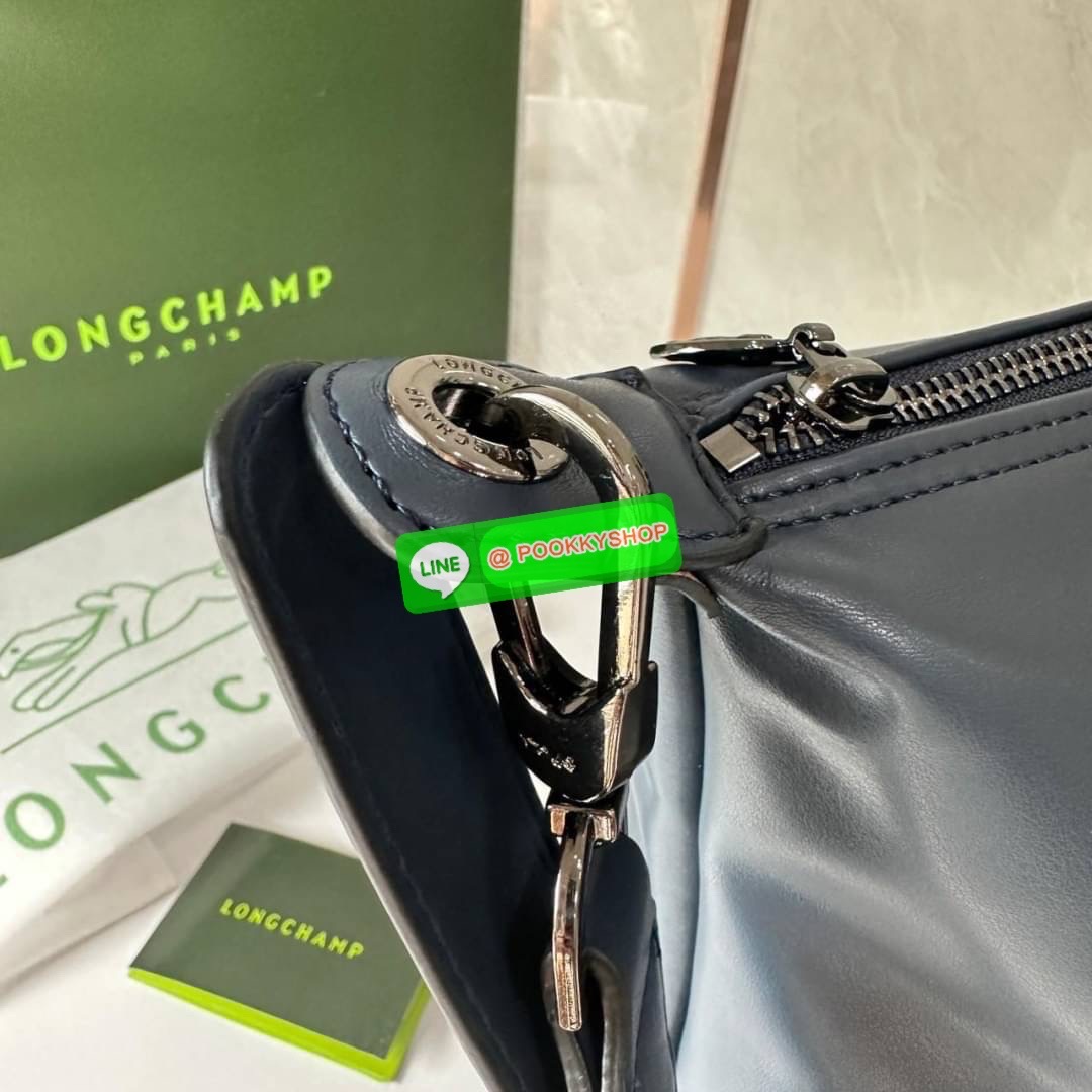 LONGCHAM LE PLIAGE XTRA Hobo bag M กระเป๋าสะพายไหล่ HOBO ออกแบบเพื่อให้ดูเรียบหรูหรา มีความสง่า รูปทรงเก๋ไก๋ วัสดุหนังแกะนิ่มมือ สายสะพายไหล่ปรับระดับได้และถอดออกถือได้ เปิด- ปิด ด้วย ซิป ภายใน ช่องโล่งกว้าง มีช่องซิปแยก ใบใหญ่สามารถใส่ของได้เยอะคะ