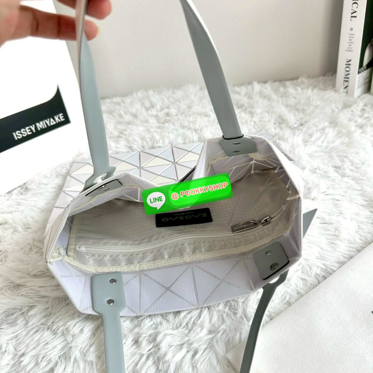 BAOBAO ISSEY MIYAKE QUATRO กระเป๋าไอคอนิกที่ไม่เคยตกเทรนด์! เรียบหรู แต่มีดีไซน์สะดุดตา โครงสร้างสามเหลี่ยมเอกลักษณ์เฉพาะของแบรนด์ ด้านในบุผ้า มีช่องซิปสำหรับเก็บของ น้ำหนักเบา สะพายสบาย ใส่ของได้เยอะมาก
