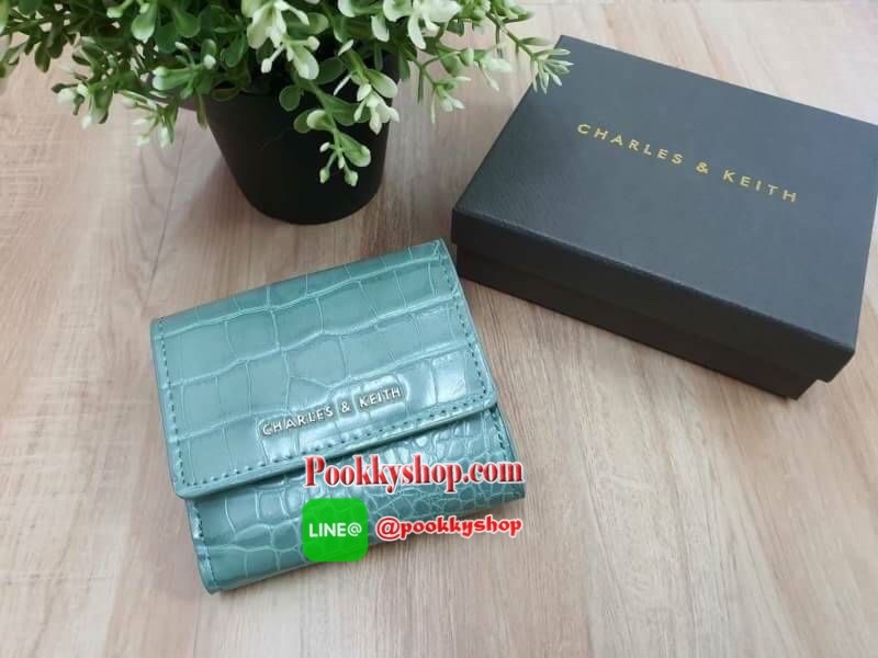 charleskeith Croc effect short wallet กระเป๋าสตางค์ใบสั้นมาด้วยลายหนังจรเข้ ด้านหน้าติดชื่อแบรนด์ รุ่นนี้เป็นแบบ 3 พับ ด้านหลังเป็นช่องใส่เหรียญ สวยสมคำร่ำลือมากๆ เลยจ้า มาครบ 5 สี จัดไปอย่างด่วนเลยจ้า