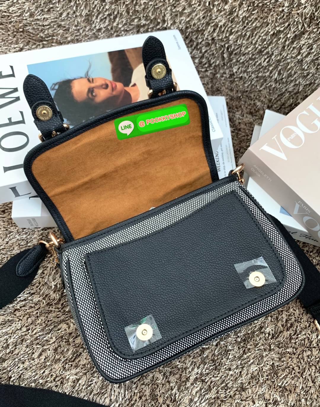 COACH LUCY CROSSBODY BAG((CA622)) 🔹พร้อมส่ง กระเป๋าสะพายแบบครอสบอดี้ร์ ทรงเก๋ วัสดุ แคนวาส+หนังแท้ ได้ลงตัวสวยงาม 🔹เปิดปิดกระเป๋าแบบกระดุมแป๊กสองข้าง ภายในมีข่องให้ใส่ของ3ช่องด้วยกัน ช่องค่อนข้างกางออกได้กว้าง จุของได้หลายอย่างเลยค่ะ มีช่อ