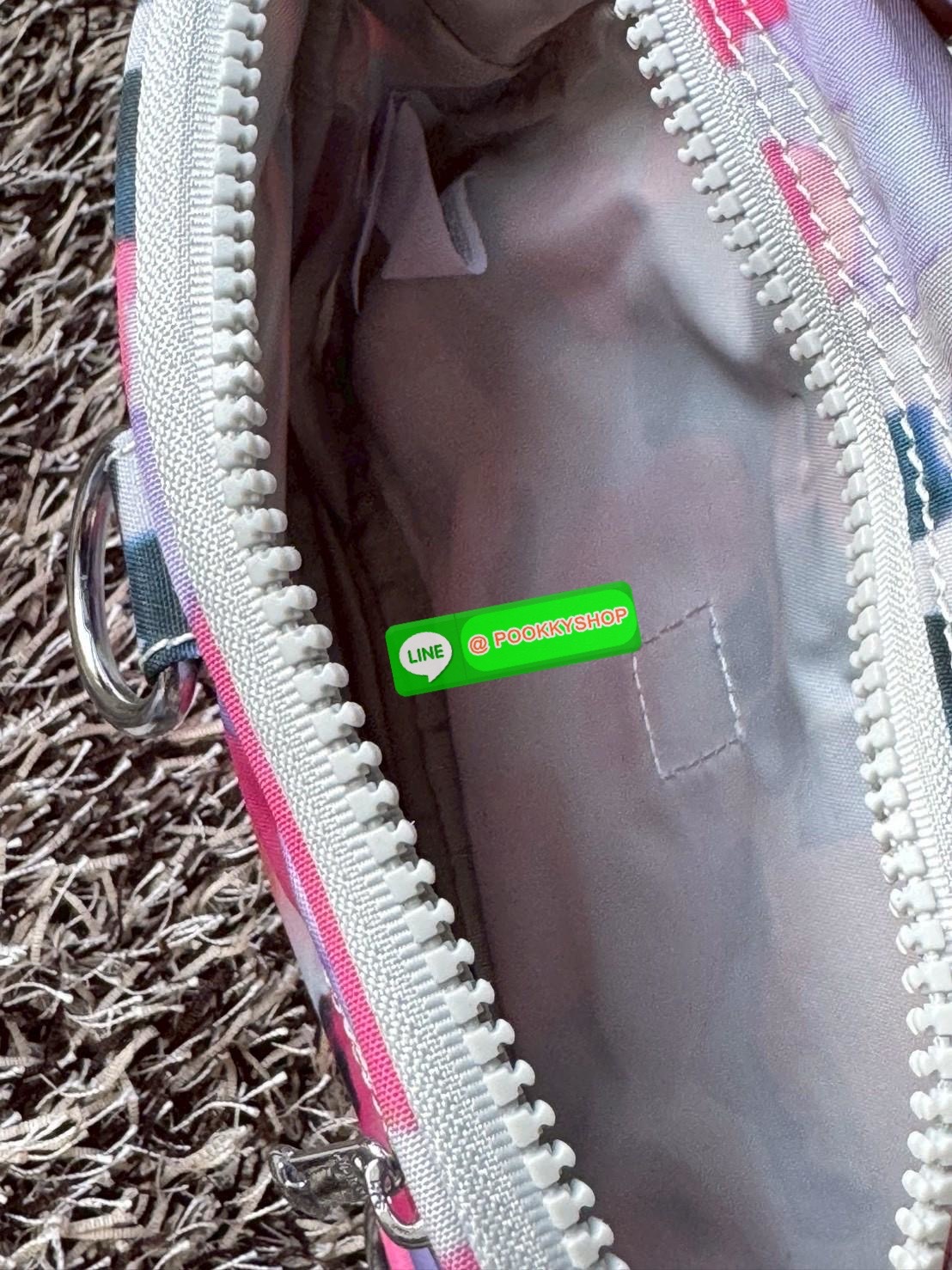 Kipling Candy 3 Ways กระเป๋าสไตล์มินิมอลล์ น้ำหนักเบาทำหลายสไตล์ ทั้งในแบบถือ สะพายพาดลำตัว หรือจะเป็นเป้ขนาดเล็กก็ได้ มีช่องซิปจัดระเบียบสิ่งของหลายช่อง ใส่สิ่งของจำเป็นได้ครบครัน