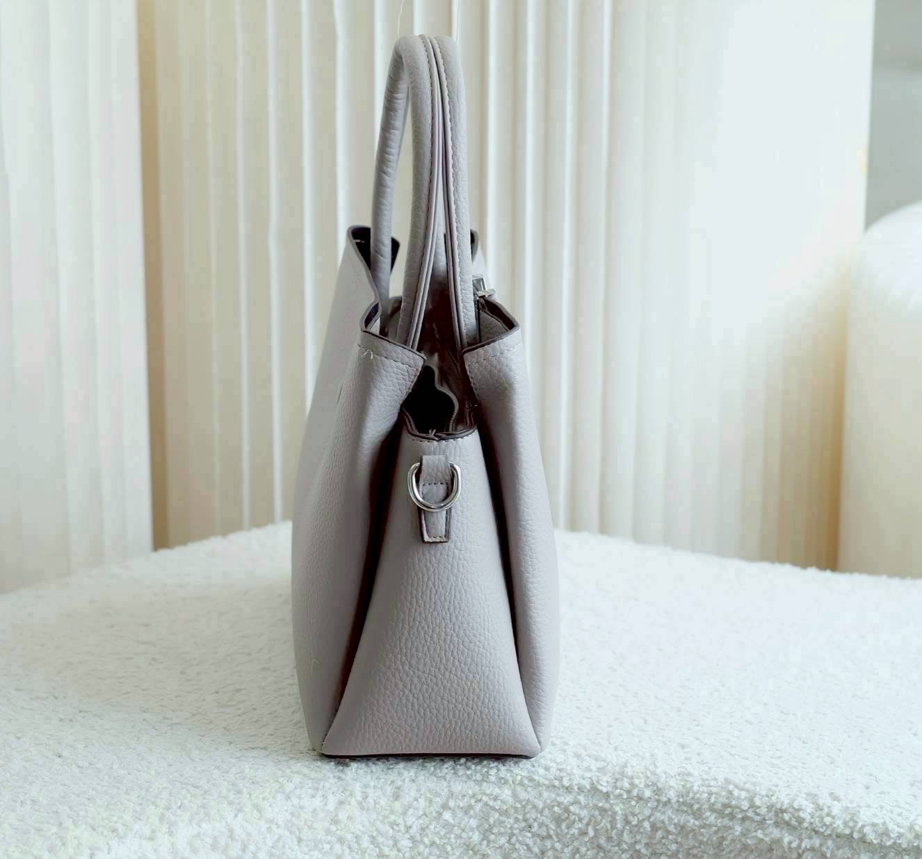 กระเป๋าแฟชั่น งานpu งานสวย มี 3 ช่องการใช้ง่าย หนังนิ่มมาก แมทกับทุกลุค สวยหรูดูแพง