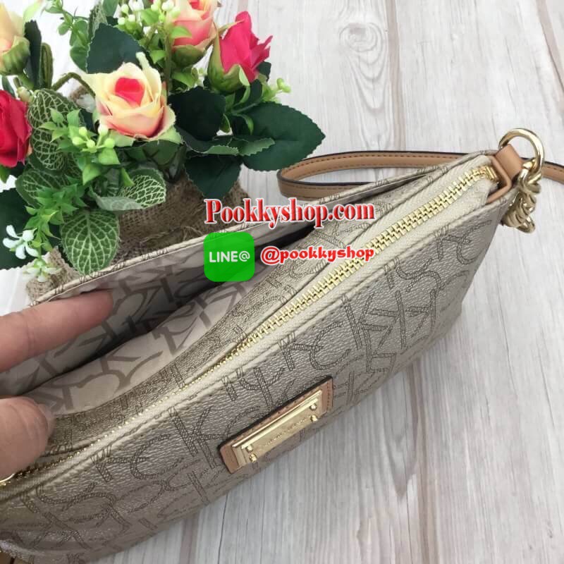 New arrival !!! Calvin Klein Crossbody Bag กระเป๋าสะพายขนาดน่ารัก วัสดุ PVC คุณภาพดี หนังนิ่ม น้ำหนักเบา ตัวกระเป๋าออกแบบลาย CK ทั้งใบ ด้านหน้าประดับด้วยโลโก้แบรนด์สวยหรู หัวซิปเป็นหนังง่ายต่อการใช้งาน ช่องหลักเปิดปิดกระเป๋าด้วยซิป ด้านในโล่งกว้าง มีช่องซ