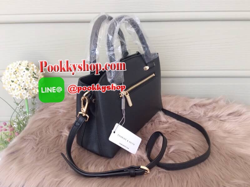 จัดส่งฟรี EMS ทั่วไทยค่ะ พร้อมส่ง New! 2017 CHARLES & KEITH BASIC CITY BAG SHOP (Size M) กระเป๋าถือหรือสะพาย ทรงสวย ขนาดกำลังดี อยู่ทรง หนังpuแข็ง ภายในเปิด-ปิดด้วยกระดุมแม่เหล็ก มี2ช่อง คั่นกลางด้วยช่องซิป ฐานกระเป๋ามีหมุดรองฐานสี่มุม ใส่กระเป๋าสตางค์ยาว