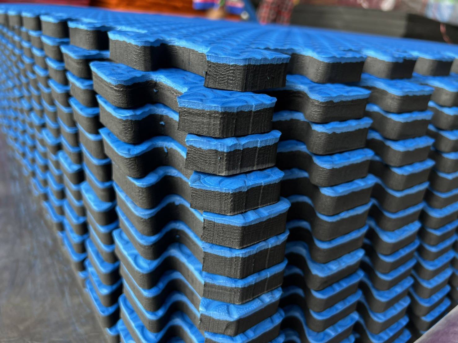 แผ่นยางปูพื้น แบบจิ๊กซอ ขนาด 1 x 1 เมตร หนา 15 มม.