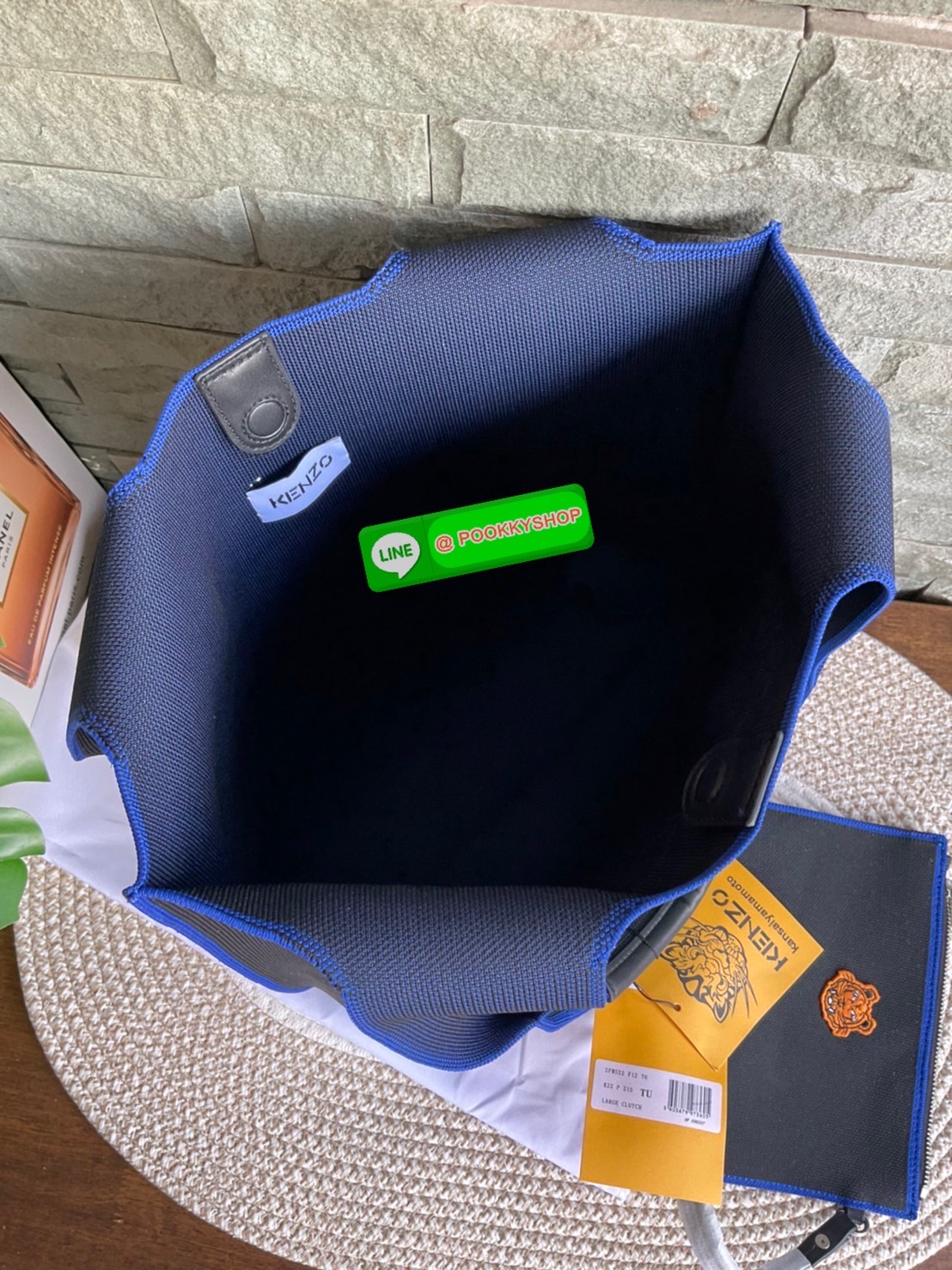 🚚 พร้อมส่ง 🚚 KENZO X KANSAI YAMAMOTO TIGER TOTE BAG กระเป๋าสะพายไหล่ ทรง โท้ทิสี ดำ และ น้ำเงินเข้ม x คันไซ ยามาโมโตะ Three Tigers จาก KENZO โดดเด่นด้วยลวดลายปัก วัสดุเป็นผ้าอย่างหนานุ่มคุณสมบัติพิเศษเฉพาะแบรนด์ น้ำหนักเบามากๆ หูหิ้วด้านบน