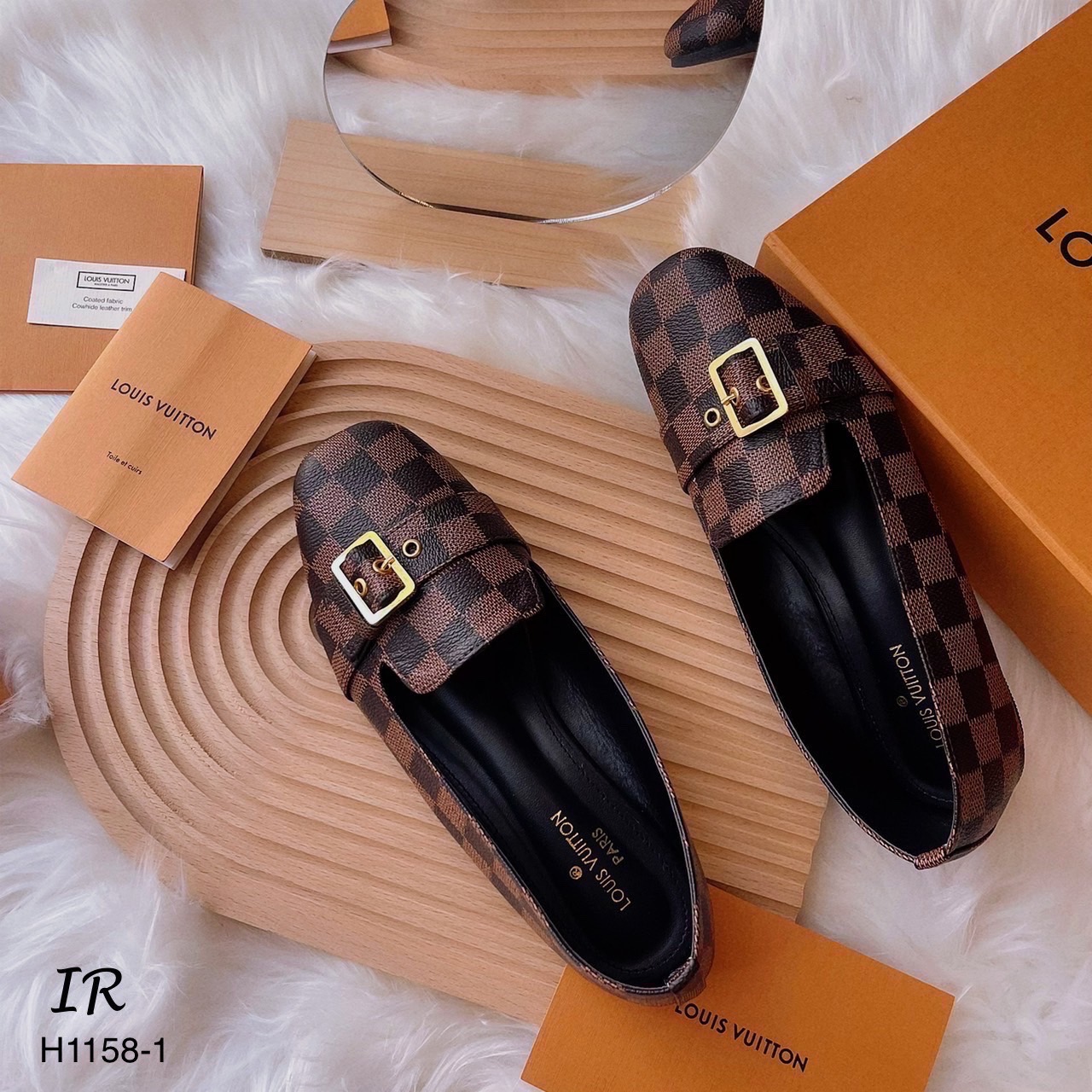 รีพีทแบบขายดี!!! พร้อมส่ง !!! LV คัทชูแต่งอะไหล่ หนังสวยมากกกก พื้นกันลื่น อย่างดี ปั้มแบรนด์งานดี มากค่ะ ถ้าเทียบ คุณภาพ ถือว่าเกินเบอร์เลยค่า