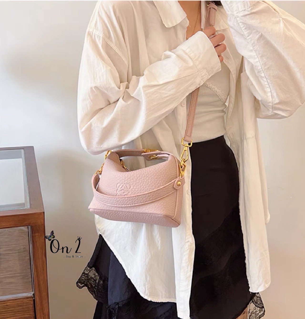 กระเป๋าหนังแฟชั่นทรงสุดฮิต ดีไซน์เรียบหรูแต่ดูเก๋มาก ✨ หนังเท็กซ์เจอร์นิ่ม สวยหรู จับถนัดมือ หัวล็อกโลหะสีทอง ตัดกับตัวกระเป๋า เพิ่มความหรูหรามีระดับ ใส่มือถือ เงิน และของใช้จุกจิกได้ครบ มีสายสะพายปรับได้ จะถือ / สะพายข้าง / crossbody ก็ได้หมด ดีไซ