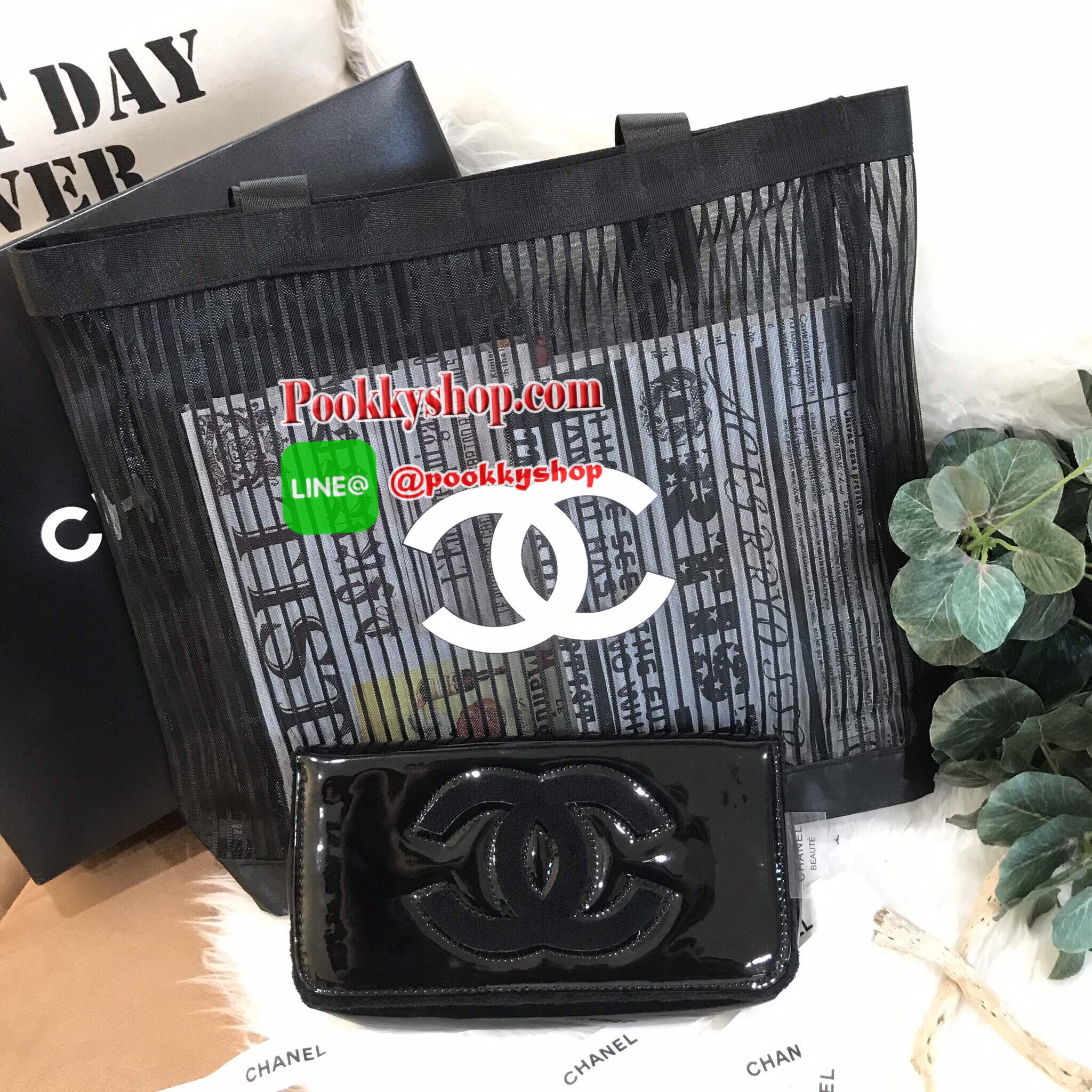ห้ามพลาดนะคะ! NEW Arrival! Chanel Cosmetic Shopping Bag กระเป๋าสะพายใบใหญ่ VIP Gift With Purchase Limited Edition พรีเมี่ยมกิ้ฟของแท้จาก Chanel Cosmetic Counter ใบใหญ่วัสดุ Nylon โปร่งปั้มโลโก้แบรนด์ เปิดปิดด้วยแถบแม่เหล็กซ่อนด้านในปากกระเป๋าบุที่ฐานเพื่อ