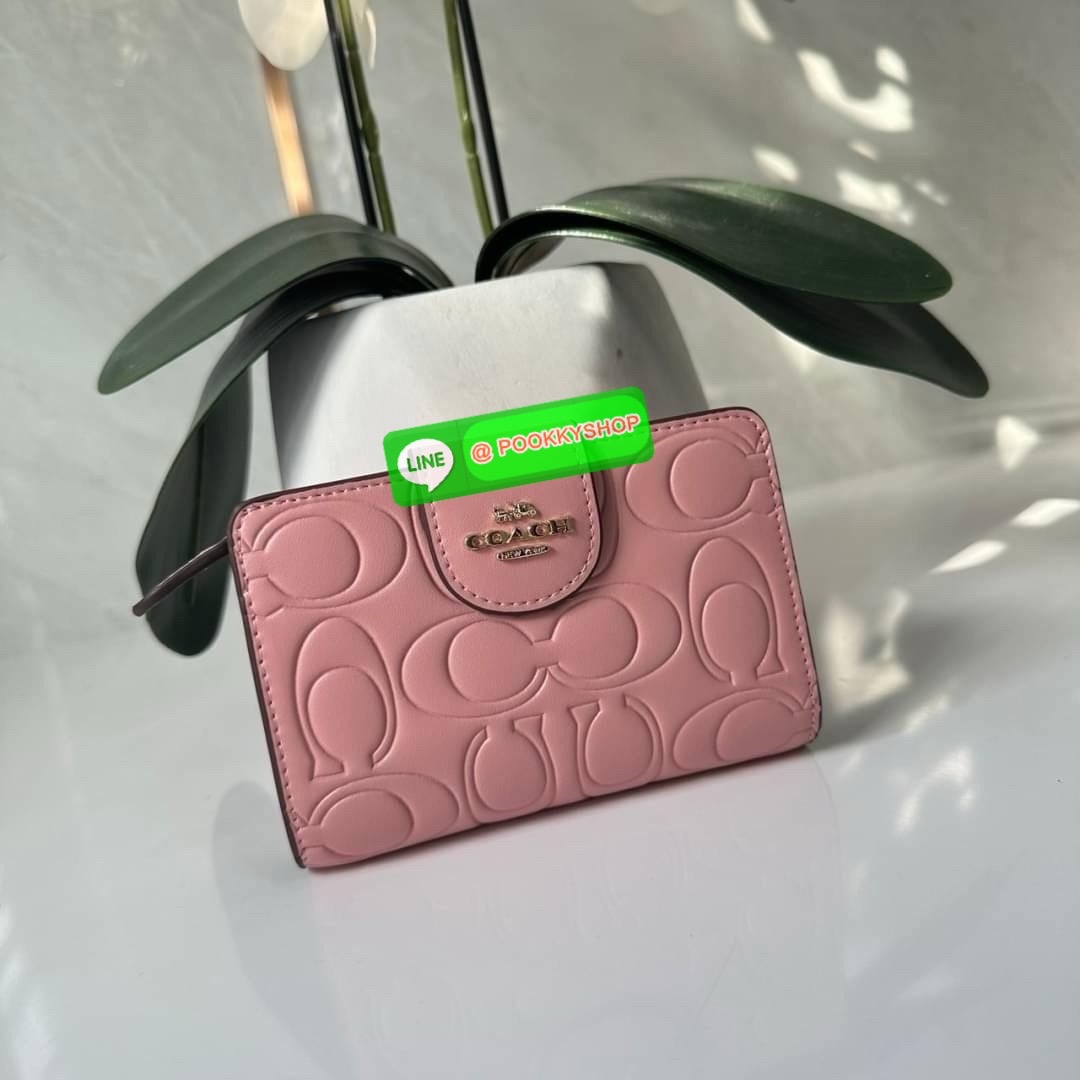 Coach Medium Corner Zip Wallet With Signature Leather 🔖กระเป๋าตังใบกลาง คอลเลคชั่นใหม่ หนังนิ่ม ลายC นูน สวยมาก 🔖วัสดุ: หนังแท้ 🔖เปิด - ปิดแบบกระดุม มีช่องใส่แบงค์ ใส่ธนบัตรได้ทุกชนิด ช่องใส่บัตร ใส่เหรียญ
