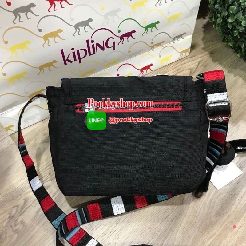 พร้อมส่ง NEW ARRIVAL! KIPLING SABIAN CROSSBODY BAG กระเป๋าสะพายรุ่นชนช็อปวัสดุ Nylon&Polyester 100% ขนาดกำลังน่ารัก เปิดปิดด้วยฝาปิดกระดุมแม่เหล็กและซิปแบรนด์ ด้านหน้ามี1ช่องซิป พร้อมพวงกุญเเจลิงน้อย ภายในมีโลโก้ ช่องซิปและสายคล้องพวงกุญแจ มีสายสะพายยาวหล