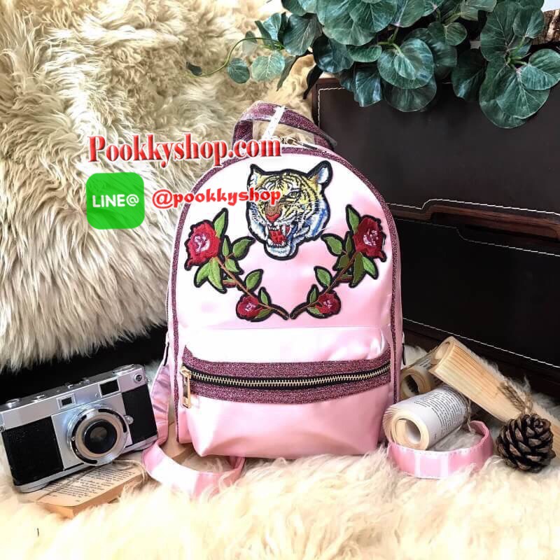 ALDO Grawn Satin Backpack with Tiger&Rose Patches กระเป๋าเป้สะพายหลังจาก ALDO แบรนด์ดังแคนนาดา ดีไซน์สุดชิคปักลายเสือและดอกไม้สวยทั้ง2สี ด้านหน้ามี 1 ช่องซิป เปิดปิดด้วยซิปคู่สะดวกใช้ ภายในมีโลโก้ ช่องซิปและช่องใส่ของ จุได้เยอะ ใส่ ipad ได้ น้ำหนักเบา หูจ