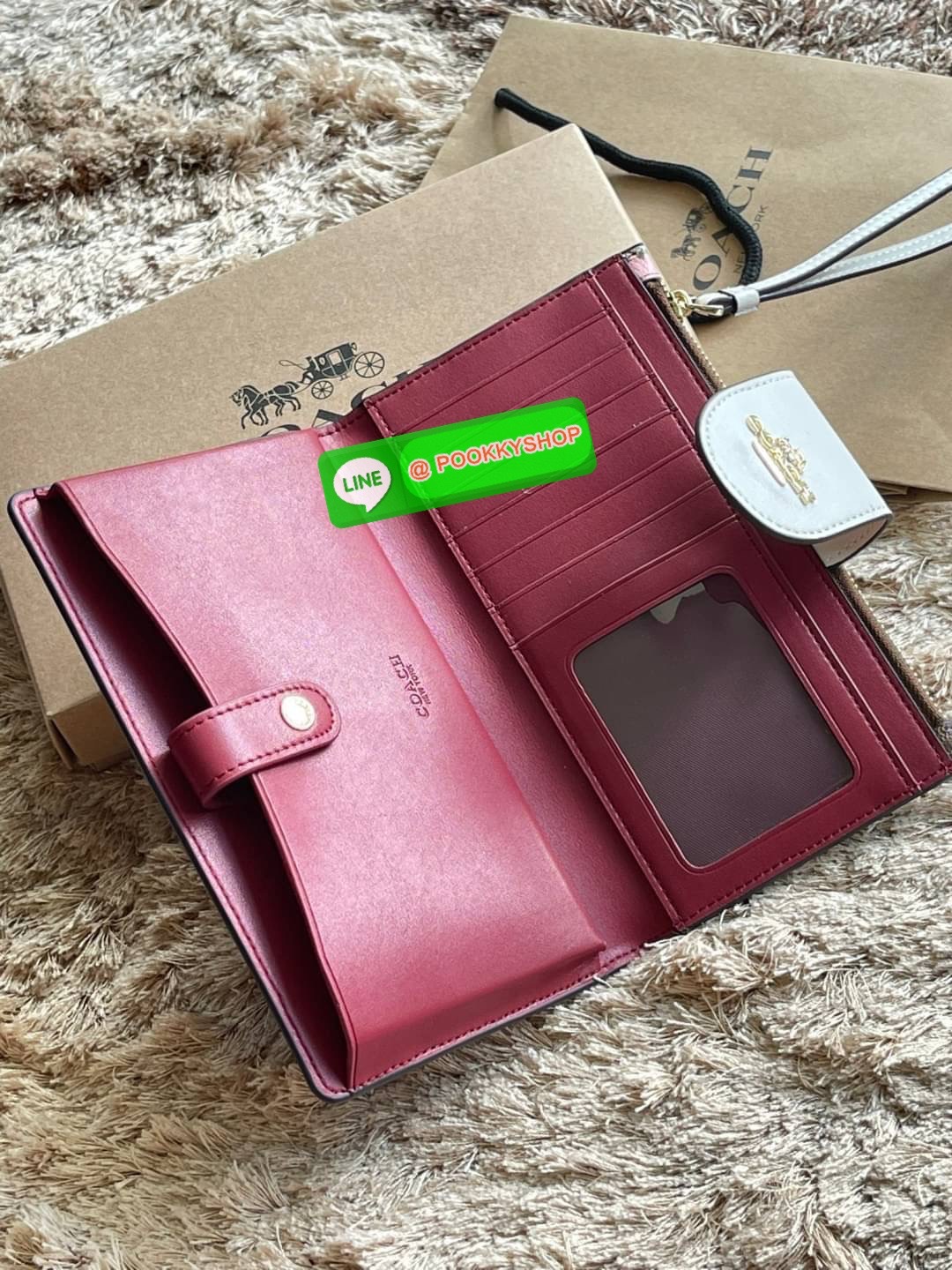 COACH TECH WALLET IN SIGNATURE CANVAS อีกหนึ่ง collection ของกระเป๋าสตางค์ที่ดีไซน์ทันสมัยให้ใช้งานได้แบบครบครัน เป็นกระเป๋าสตางค์ ที่มีช่องสำหรับใส่โทรศัพท์มือถือ ธนบัตร เหรียญ และบัตรต่าง ๆ ใช้งานแบบ2ด้าน เพิ่มความสะดวกสบายด้วยสายคล้องมือ ช่วยให้พกไปไหน