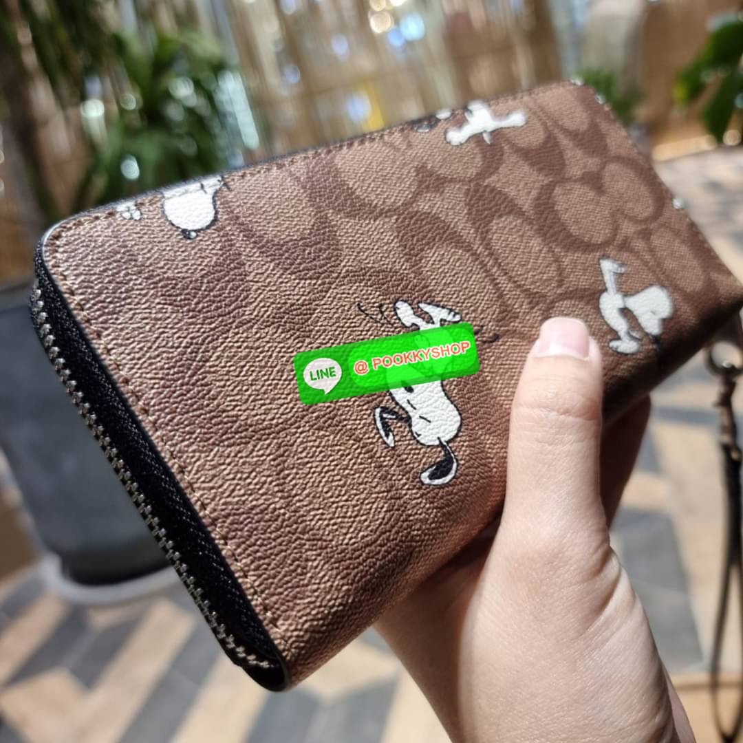 COACH C4596 COACH x PEANUT ACCORDION ZIP WALLET IN SIGNATURE CANVAS WITH SNOOPY PRINT คอลเลคชั่นใหม่ล่าสุด 2IN1 ไปอีก กระเป๋าสตางค์กึ่งคล้องมือ ลายสนูปพี น่ารักน่าใช้ สีคลาสสิค ใช้ได้ตลอดกาลไม่มีตกเทรนด์ วัสดุหนังแคนวาสเคลือบลาย มาพร้อมสายคล้องมือ ถอดออกไ