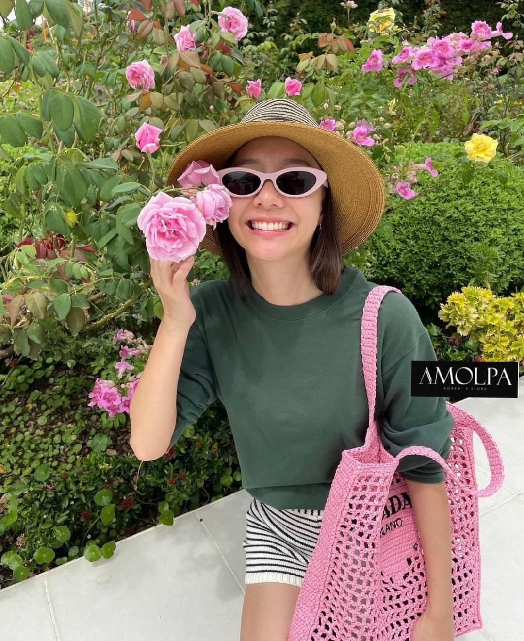 รอบ 2 มาค๊า ใครไม่มีไม่ได้ล๊าววววน๊า เก็บทุกสียังไม่ผิดหวังงงน๊า PRADA RAFFIA TOTE BAG…… ❤️NEW ACCESSORIES BY AMOLPA❤️ BRAND : PRADA Detail - มาต่อที่ ACCESSORIES PRADA RAFFIA TOTE BAG ปังมากกก!!! Prada เอาใจสาวๆ สายแฟ…. งานให้ฟิลล์ลิ่งแฮนด์