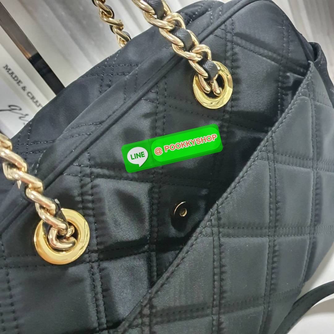 RESTOCK!! รุ่นใหม่มาแรง จากงานพรีเมียมกิ้ฟท์แบรนด์ PRADA ทรงหมอยอดฮิต กลับมาพร้อมส่งอีกครั้ง! วัสดุทำจากผ้า NYLON ลายตาราง อะไหล่ทอง สวยหรูดูดีมากคะ เปิดปิดด้วยซิป ภายในมีช่องแยกใส่ของเป็นสัดส่วน บุผ้าลายแบรนด์อย่างดี จุของได้เยอะ ใส่กระเป๋าสตางค์ยาว ไอแพ