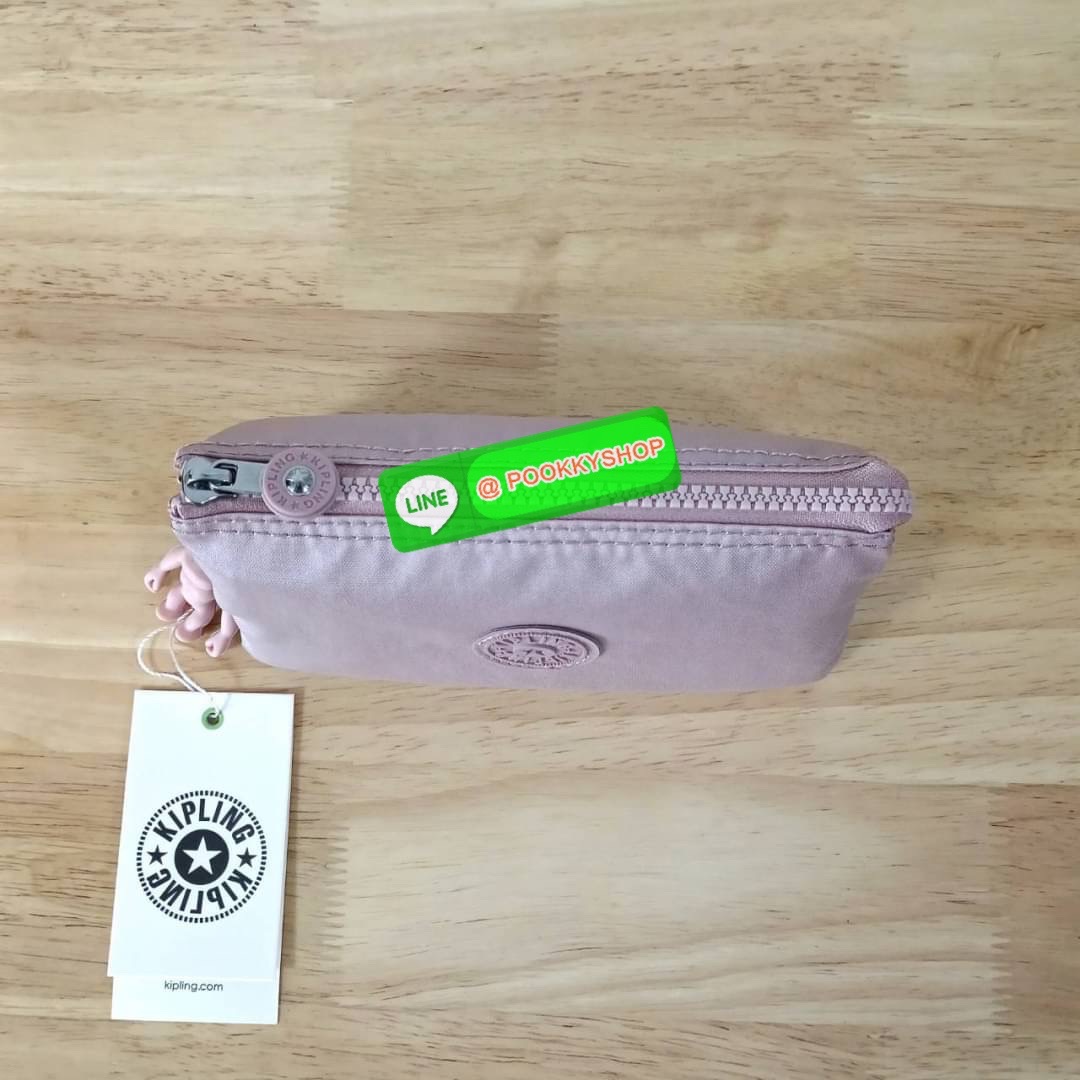 Kipling Creativity Large Pouch วัสดุ Nylon 100% กระเป๋าคล้องมือขนาดพอเหมาะ 7.25 นิ้ว พกพาสะดวก เปิด-ปิดด้วยซิปเดียวใช้งานง่าย ด้านในมีช่องกว้าง 2 ช่องและช่องซิปเล็กตรงกลางอีก 1ช่อง ใช้งานได้สะดวก สามารถใส่มือถือ 7.5 นิ้วได้ กุญแจรถ ธนบัตรได้ ล็อตนี้มาพร้อ