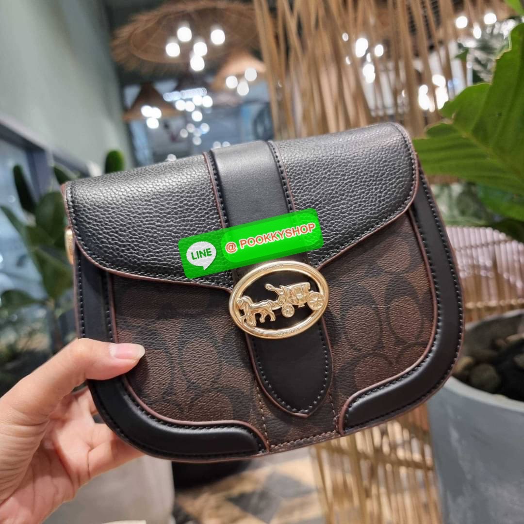 COACH C3593 GEORGIE SADDLE BAG IN COLORBLOCK SIGNATURE CANVAS WITH RIVETS ยกระดับความหรูให้กับตัวเองกันหน่อย ด้วยกระเป๋ารุ่นนี้!! ครอสบอดี้ที่ดีไซน์หรู อัพเลเวล ในราคาที่จับต้องได้ วัสดุหนังแคนวาสเคลือบสลับหนังเรียบ พิเศษไปอีกตกแต่งขอบด้วยหมุด เพิ่มดีเทลก