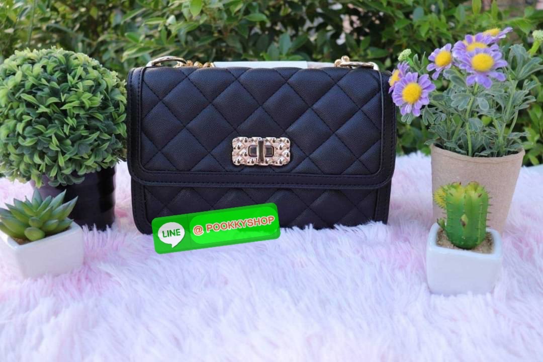 กระเป๋าสะพายข้างคอลใหม่ล่าสุดสามารถถอดสายปรับเป็นทรงคลัชได้นะคะ สายโซ่ปรับระดับไม่ได้แต่ถอดออกได้จ้าด้านในแบ่งเป็น 2 ช่องใช้งาน 1 ช่องใหญ่ตรงกลางและ 1 ซิปด้านหน้า มีช่องเสียบบัตรให้ด้วยนะคะ ฝากระเป๋าเปิดปิดด้วยตัวหมุนล็อคค่ะ