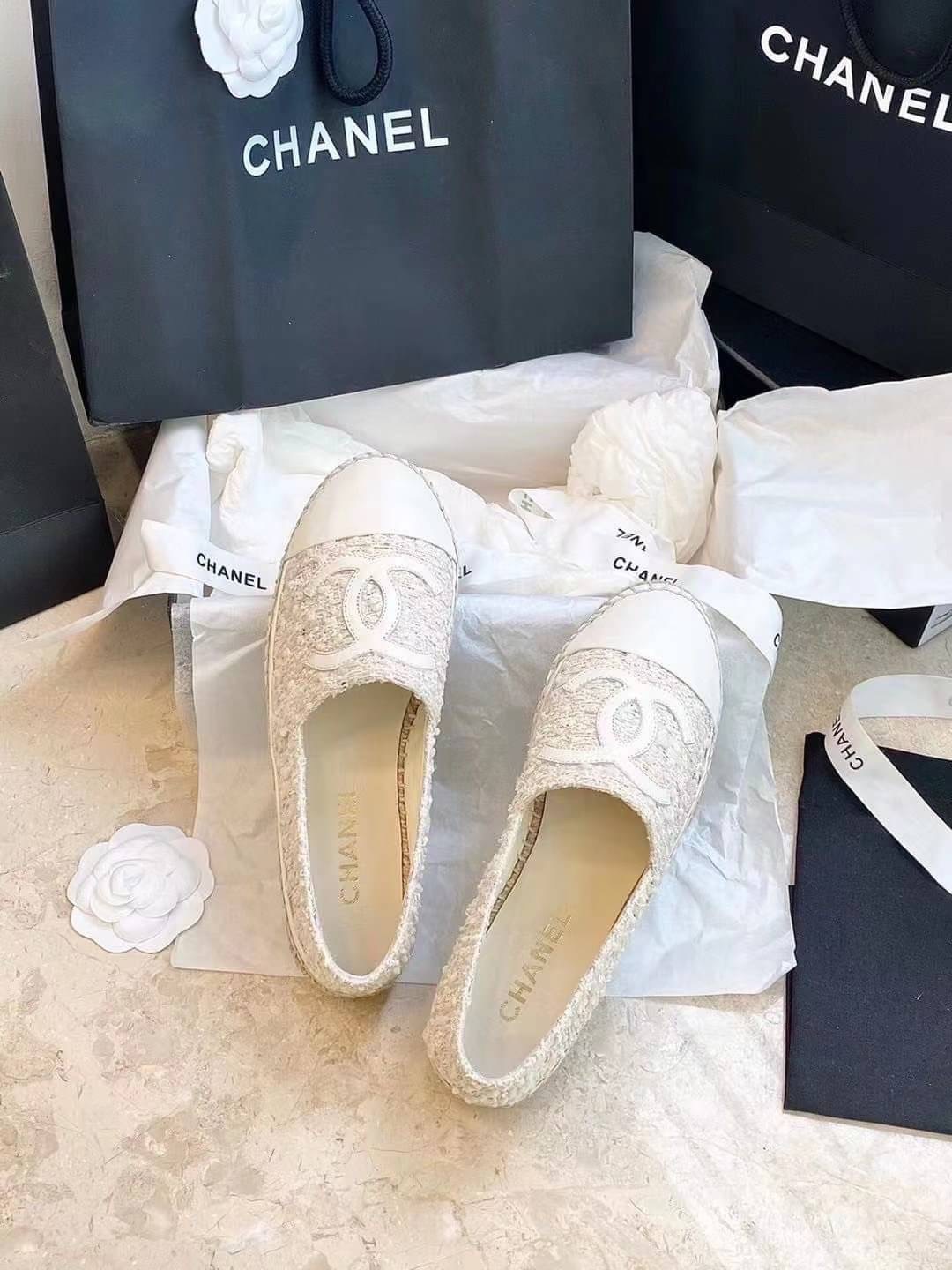 ** รองเท้าหุ้มส้น CHANEL flat งานพร้อมส่งไม่ต้องรอพรีคะ Brand : CHANEL งานสวยหรู เกรด Hi-end ค่ะรองเท้าหุ้มส้น ลุคคุณหนู hisoใส่สบายสุดๆ งานสวยหรู สวยหรูตามต้นฉบับแบรนด์ *** สินค้าตามรูปวางนะคะ