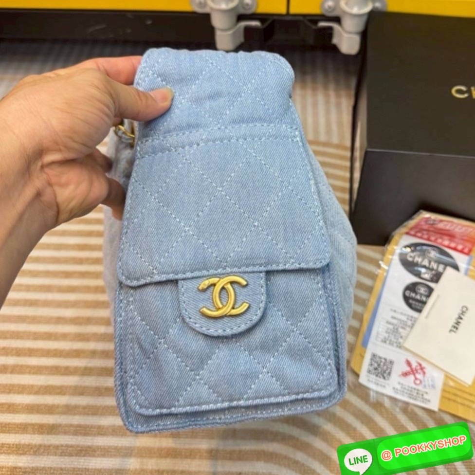 🕊️ พร้อมส่ง | CHANEL 25 Small Handbag กระเป๋าสะพายทรงโฮโบ คอลใหม่ล่าสุด ต้อนรับฤดูกาล SPRING-SUMMER 2025 รูปทรงใช้งานได้จริง จุของได้ ถือเก๋ๆ เอวี่เดย์ลุค บอกเลยว่าดีไซน์เก๋มาก สาวๆ เตรียมพุ่งตัวก่อนใครได้เลย ราคาสุดคุ้มที่นี่ที่เดียวค่า