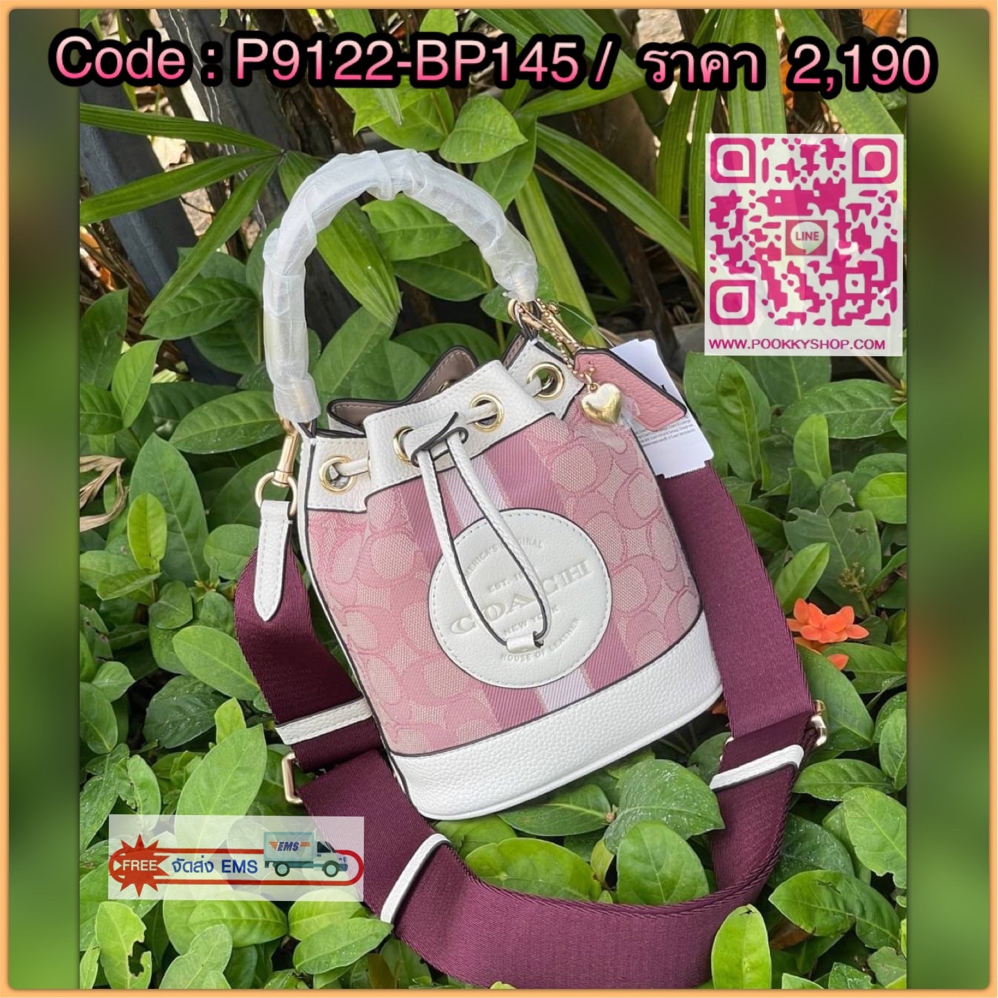Coach Dempsey Bucket Bag In Signature Jacquard With Coach Patch And Heart Charm สวยงามด้วยดีไซน์ทรงตะกร้าแบบมินิมอลแสนน่ารัก ดีเทลสะดุดตา รูปทรงจดจำง่าย ถือแบบชิคๆ หรือยิ่งไปกว่านั้น สายสะพายของกระเป๋าก็สามารถถอดออกเพื่อเปลี่ยนรูปแบบการสะพายได้ทั้งแบบสะพา