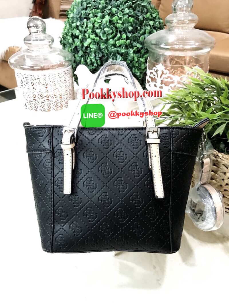 NEW ARRIVAL! GUESS DELANEY CROSS BODY BAG กระเป๋าถือหรือสะพายรุ่นที่ฮิตและขายดีที่สุดจาก GUESS FACTORY คอลเลคชั่นใหม่วัสดุหนังเรียบปั้มลาย GUESS Signature รอบใบสวยหรูอยู่ทรง ขนาดกำลังดี น้ำหนักเบา ด้านหน้าประดับโลโก้พร้อมพวงกุญแจโลโก้แบรนด์ห้อยที่หูหิ้วถอ