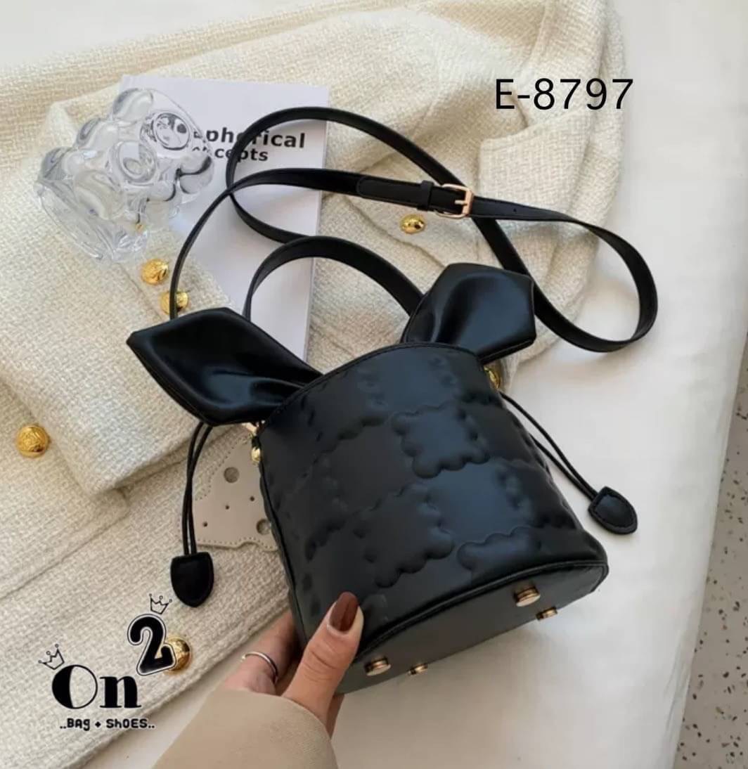 กระเป๋าสะพายแฟชั่นทรงถัง เปิดปิดแบบหูรูด มัดเป็นโบว์น่ารักมากค่ะ มาพร้อมสายสะพายยาว จะถือหรือสะพายก็เริ่ดคร่า