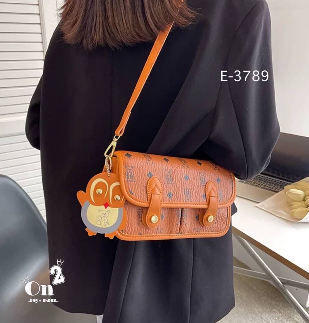 กระเป๋าสะพายข้างทรงแมสเซนเจอร์ เปิดหน้าอะไหล่ทอง มาพร้อมพวงกุญแจ+สายสะพายยาว พร้อมส่ง 3สีค่ะ