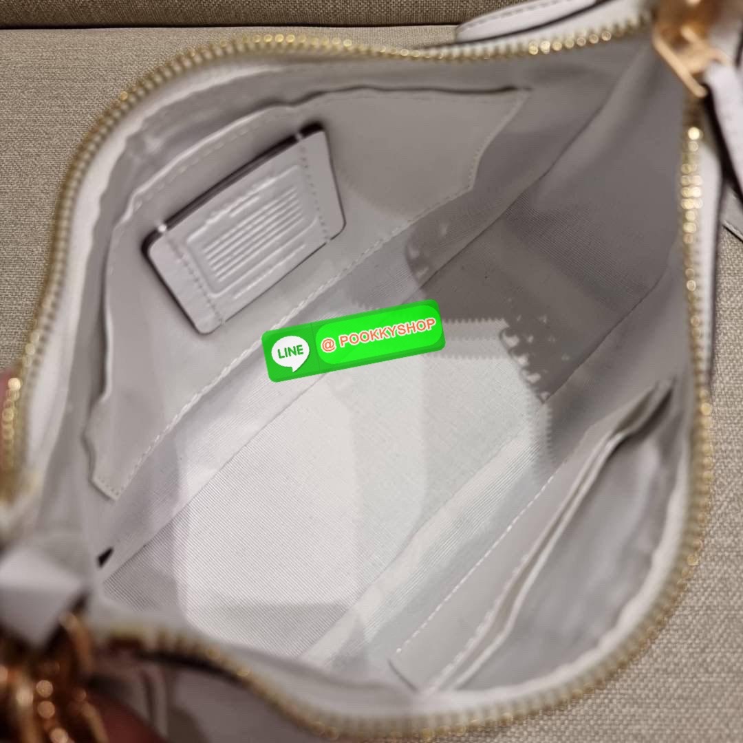 COACH CA548 TERI SHOULDER BAG IN SIGNATURE CANVAS คอลเลคชั่นใหม่ล่าสุด ที่สาวๆรอคอย กระเป๋าสะพายไหล่กึ่งทรงพอช พร้อมเสิร์ฟความสวยถึงบ้านไปเลยก่อนใคร แบบไม่ต้องพรีฯ ด้วยดีไซน์คลาสสิคที่แอบแฝงความเรียบหรู มาพร้อมสายสะพาย 2 เส้น เป็นสายโซ่คล้องแขนและสายสะพาย