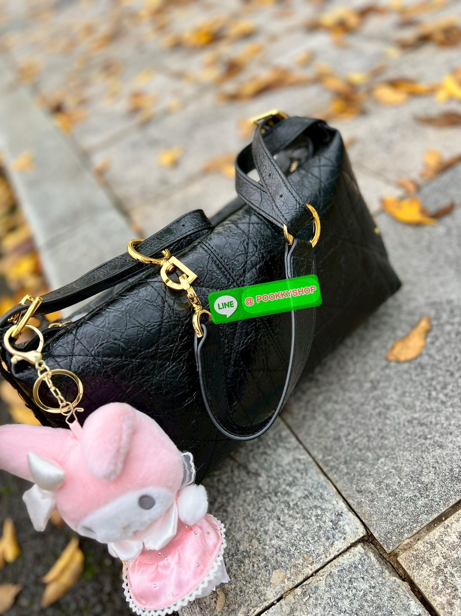 📸New Arrival!🎉 ล่าสุดรุ่นเดียวกับที่Jisoo ใช้เลยค่าา👏 Christian Dior D-journey bag #สวยจริงไม่จกตาค่า‼️ 📌มาพร้อมน้อง My melody แท้ราคา 490฿Free! 📣พร้อมส่ง! จำนวนจำกัด ผลิตออกมาน้อยมากๆเลยค่ะ! พร้อมสวยไปกับกระเป๋าดีไ