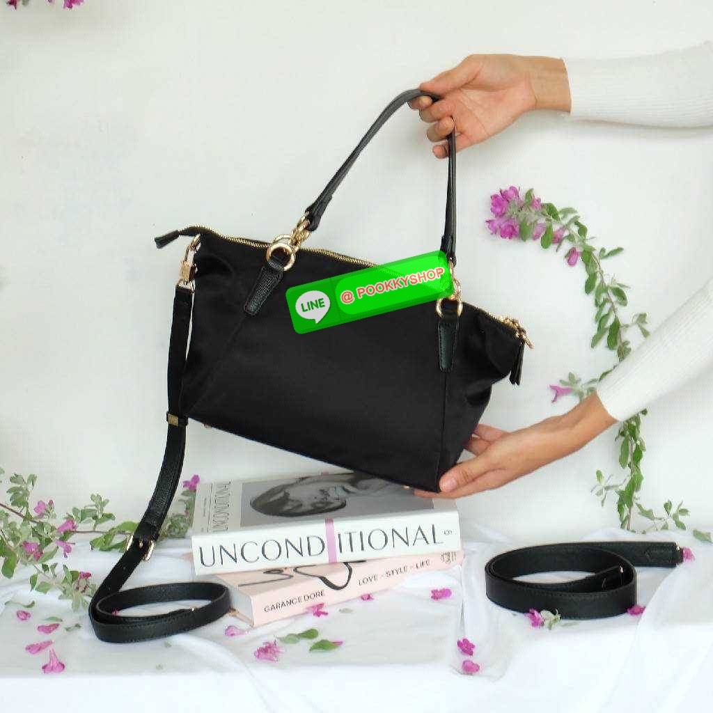 รุ่น KANNY with zipper รุ่นนี้พัฒนาต่อยอดมาจากรุ่น KANNY คอลเลคชั่นเดิมที่เป็นหนึ่งรุ่นที่ขายดีของทางแบรนด์เพราะเป็นกระเป๋าที่ฟังชั่นตอบโจทย์การใช้งานมากที่สุด 📍ตัวกระเป๋าน้ำหนักเบามาก 📍ทำจากไนล่อนนาโนกันน้ำ 📍ทำช่องแบ่งเก็บด้านใน ใ