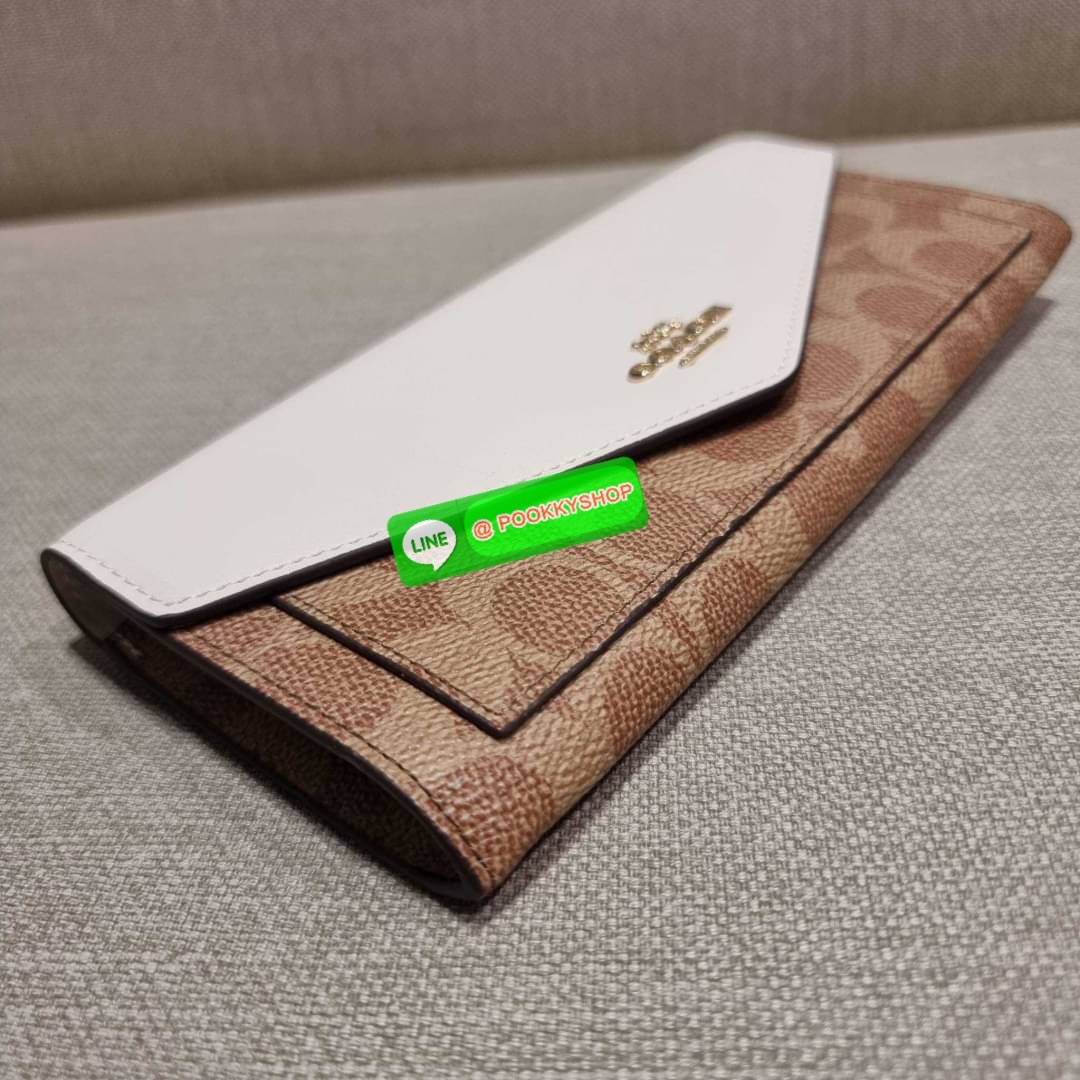 COACH 31547 SOFT WALLET IN COLORBLOCK SIGNATURE CANVAS คัมแบคแล้วน้า กับไอเท็มหายาก กระเป๋าสตางค์ใบยาวแบบพับ ขนาดกำลังสวย ดีไซน์คลาสสิคเอกลักษณ์ วัสดุหนังแคนวาสเคลือบลาย เปิด-ปิดด้วยกระดุม ภายในใส่บัตรได้เยอะ ใส่ธนบัตรได้สบายๆ ใบจริงสวยปังทุกสี ใครมองหากร