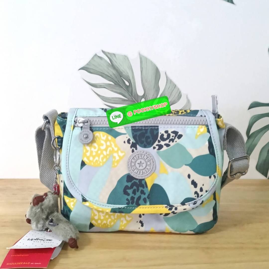 KIPLING SABIAN CROSSBODY MINI BAG กระเป๋าสะพายข้าง วัสดุ Nylon & Polyester 100% ขนาดเล็กกำลังน่ารัก เปิด-ปิดด้วยฝาปิดกระดุมแม่เหล็กและซิปแบรนด์ ด้านในทีแท็กแบรนด์
