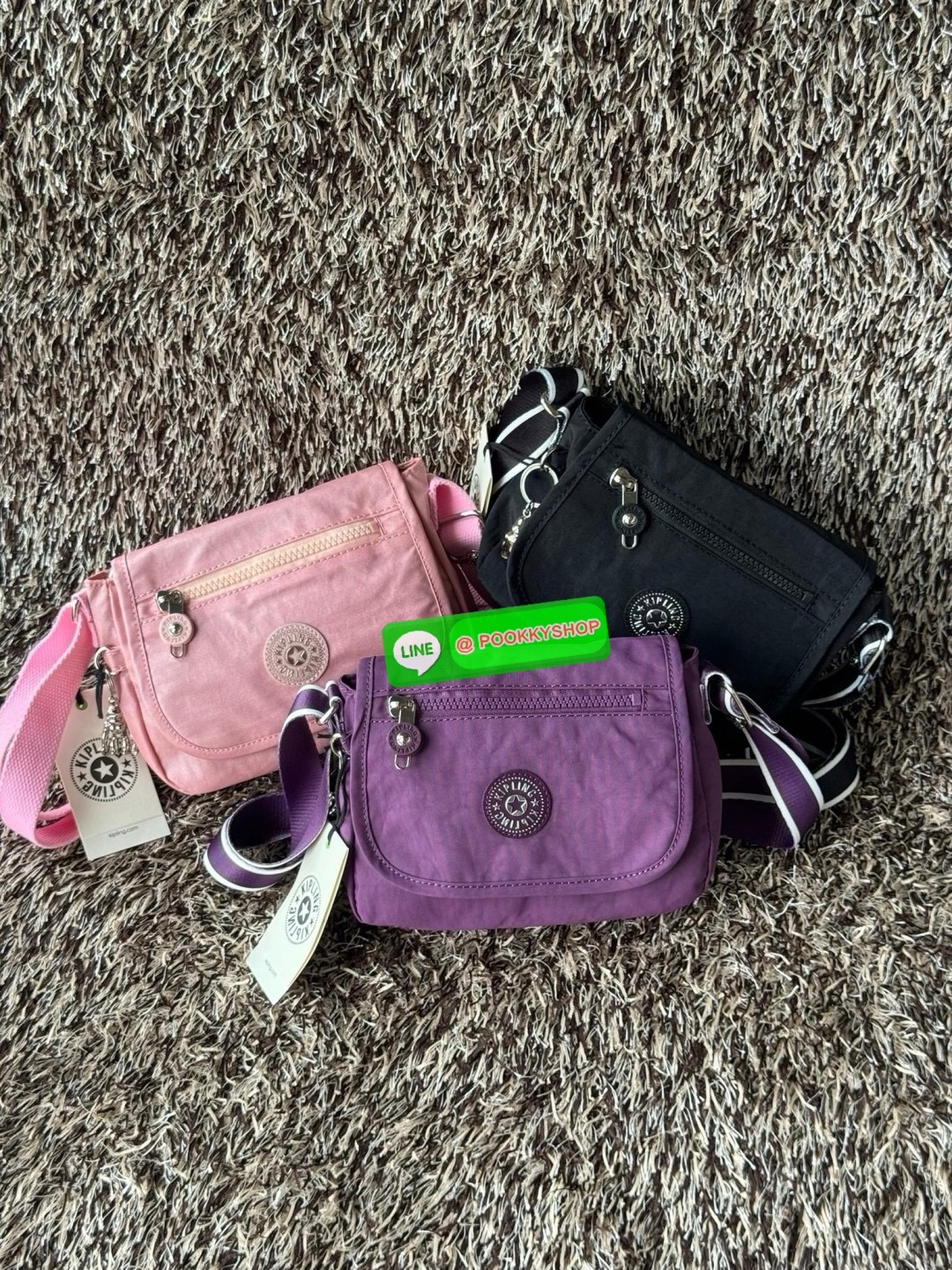Kipling Sabian Crossbody Mini Bag (AC8280) เป็นอีกหนึ่งกระเป๋าขนาดกะทัดรัด สามารถจัดเก็บของได้เป็นระเบียบ และใส่สิ่งของจำเป็นได้มากกว่าที่คิด โดยมีช่องใส่ของมากมายทั้งด้านหน้า 1 ช่อง ด้านในของกระเป๋า 2 ช่อง อีกทั้งสายสะพายยังสามารถปรับความสั้นยาวได้ตามต้อ