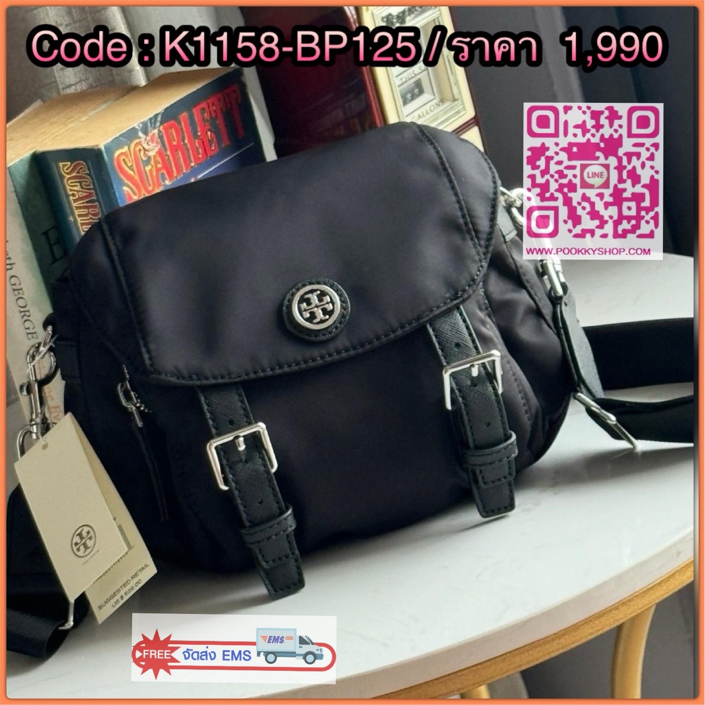 TORY BURCH VIRGINIA SMALL MESSENGER เป็นกระเป๋าที่มีรูปแบบการเปิด-ปิดด้วยกระดุมแม่เหล็ก ทำให้ปากกระเป๋าเปิดง่ายและหยิบสิ่งของสะดวก ซึ่งภายในฐานกระเป๋ามีความกว้างขวางพอสมควร เก็บสิ่งของต่าง ๆ ได้ดั่งใจ มาพร้อมดีไซน์เรียบง่ายสีดำประดับด้วยโลโก้แบรนด์อันเป็น