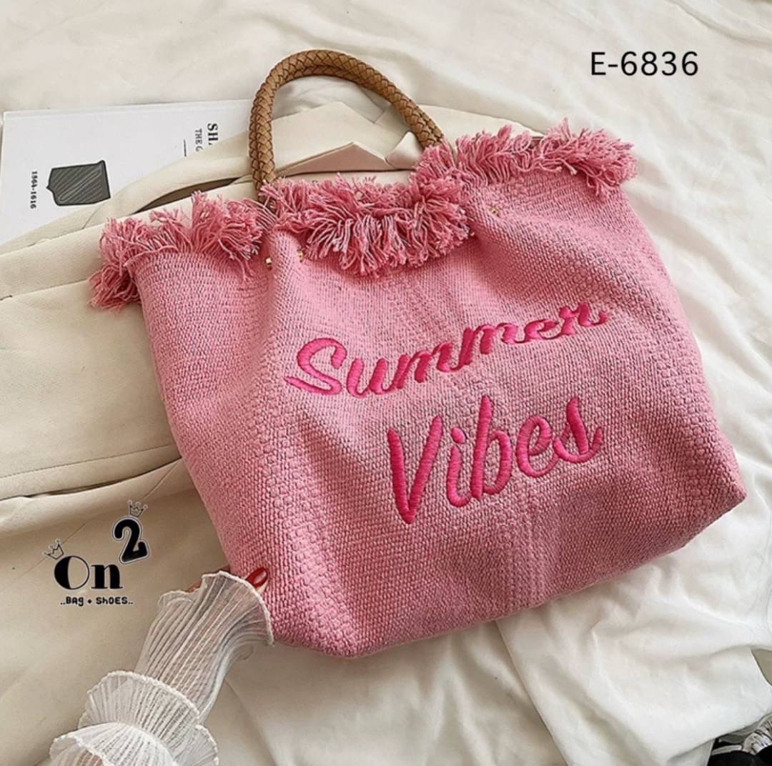 กระเป๋าสะพายแฟชั่นทรงชอปปิ้ง แต่งขอบปล่อยพู่ดูเก๋ ใบใหญ่ใช้งานง่าย จุของได้เยอะเลยค่ะ พร้อมส่งน้า