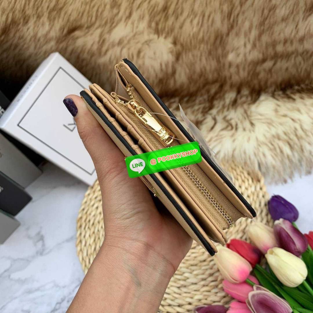 Lyn Wallet กระเป๋าตังLYN ขนาดใบกลาง ด้านหน้าติดโลโก้แบรนด์ ด้านในมีช่องใส่บัตร8ช่อง ช่องใส่ธนบัตรและช่องซิบแยกใส่เหรียญ ตัวจับซิบปั๊มแบรนด์ ใครกำลังมองหากระเป๋าสตางค์สีเรียบๆชิคๆแนะนำค่ะ