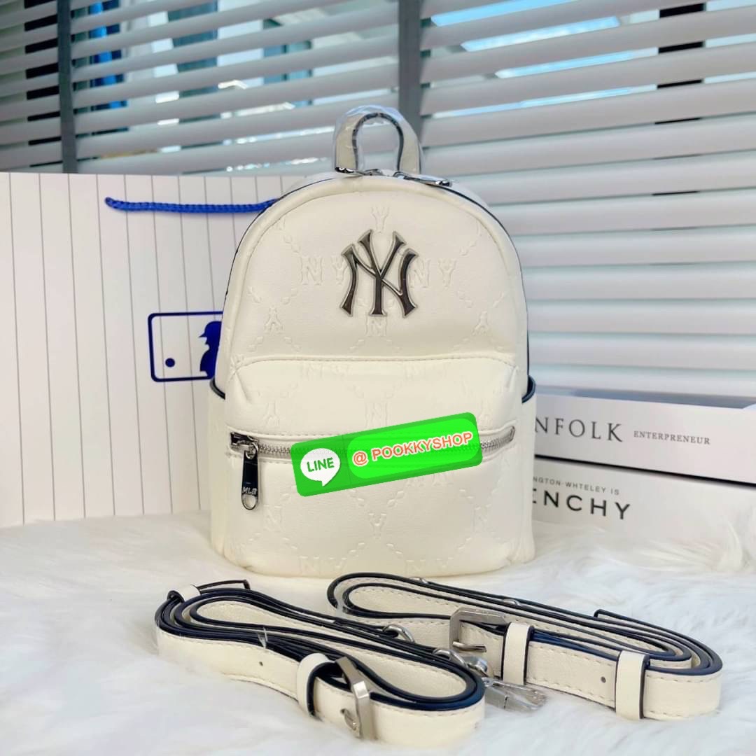 MLB กระเป๋าเป้ วัสดุหนังนิ่ม เปิดปิดด้วยซิปคู่ มี 3 ช่องใช้งาน สายสะพายหลัง ปรับระดับได้