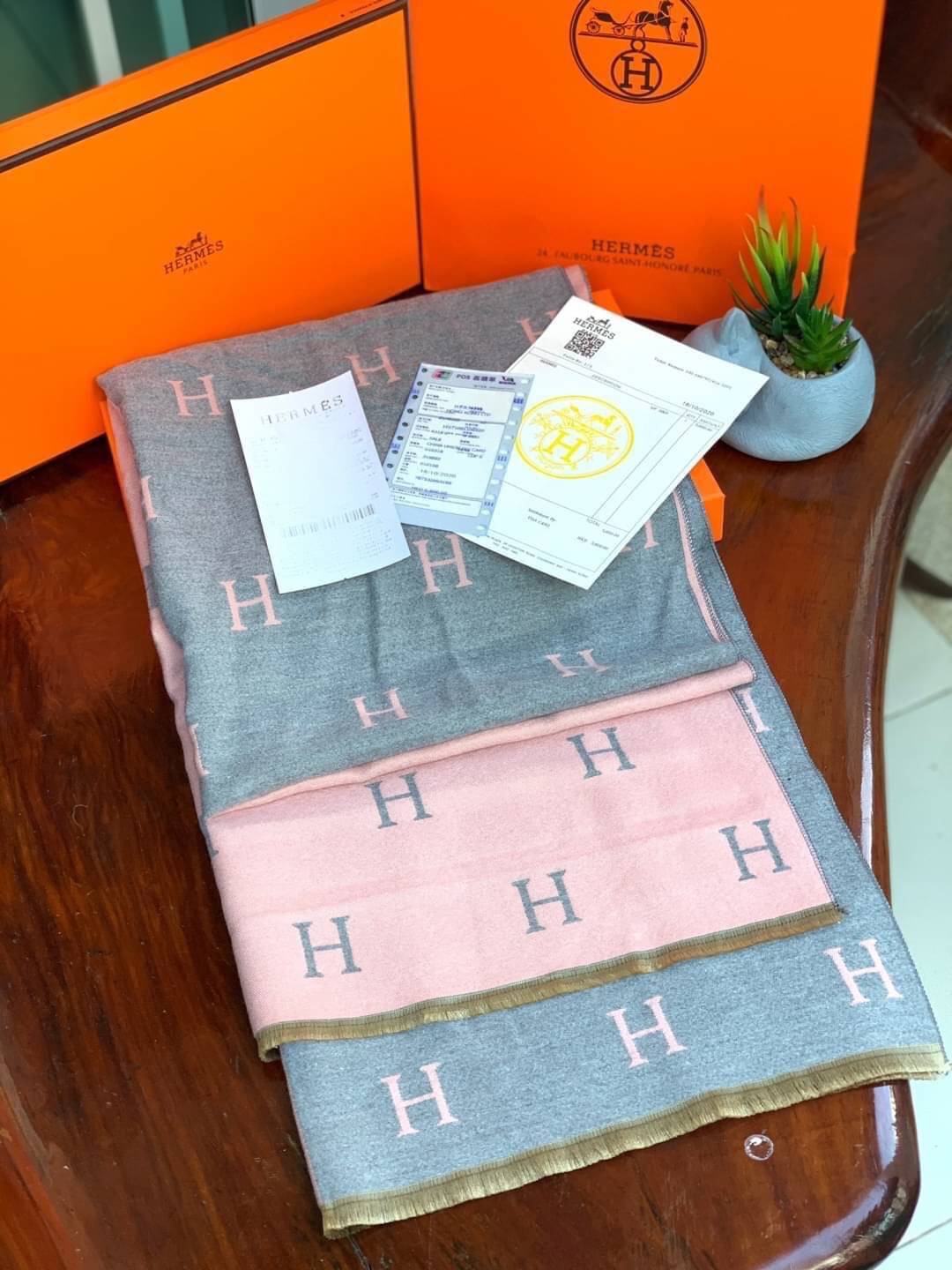 Hermes Women’s Scarves Accessories อีกหนึ่งแบรนด์ดังจากปารีส ด้วยงานพรีเมี่ยมกิ้ฟ ส่งมอบความรู้สึกดีๆให้กับคนที่คุณรัก ในรูปแบบผ้าพันคอและผ้าคุมไหล่ผืนใหญ่ให้ความอบอุ่น ถักทอด้วยผ้าcashmere ผ้าเนื้อดี สัมผัสนุ่มมือ ทอลายในตัว สีและลายคมชัด เหมาะสำหรับเป็น