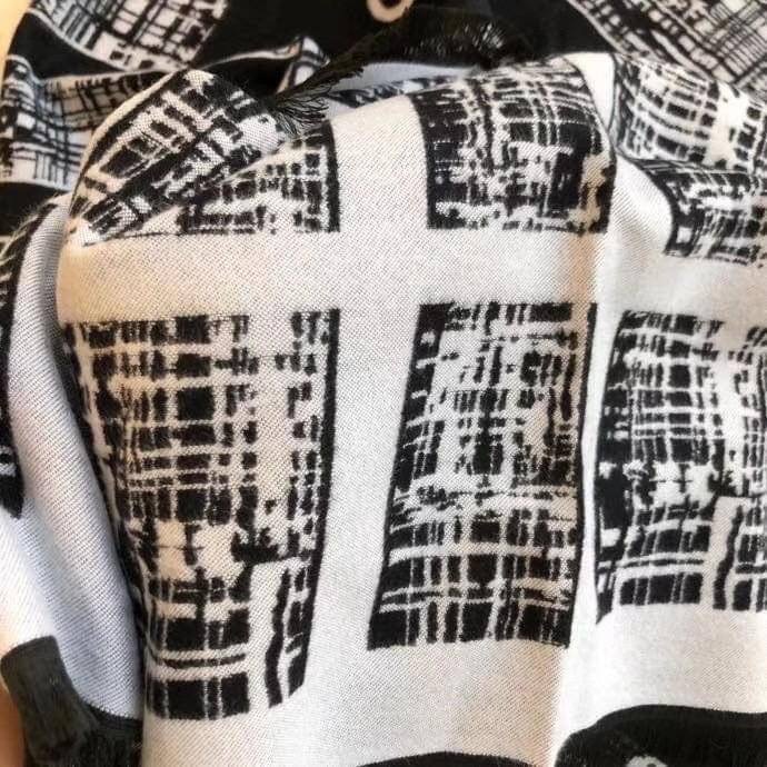 Chanel Shawl Wrap Scarf (With Box) ผ้าคลุม ผ้าพันคอ เนื้อนุ่ม Chanel VIP Premium Gift มาพร้อม กล่องแบรนด์ กระดาษของขวัญแบรนด์ ถุงกระดาษแบรนด์ ริบบิ้น ดอกคามิเลีย จะซื้อใช้เอง ก็ควรมีติดตู้ หรือ เป็นของขวัญก็เหมาะสุดๆ ไปเลยค่า