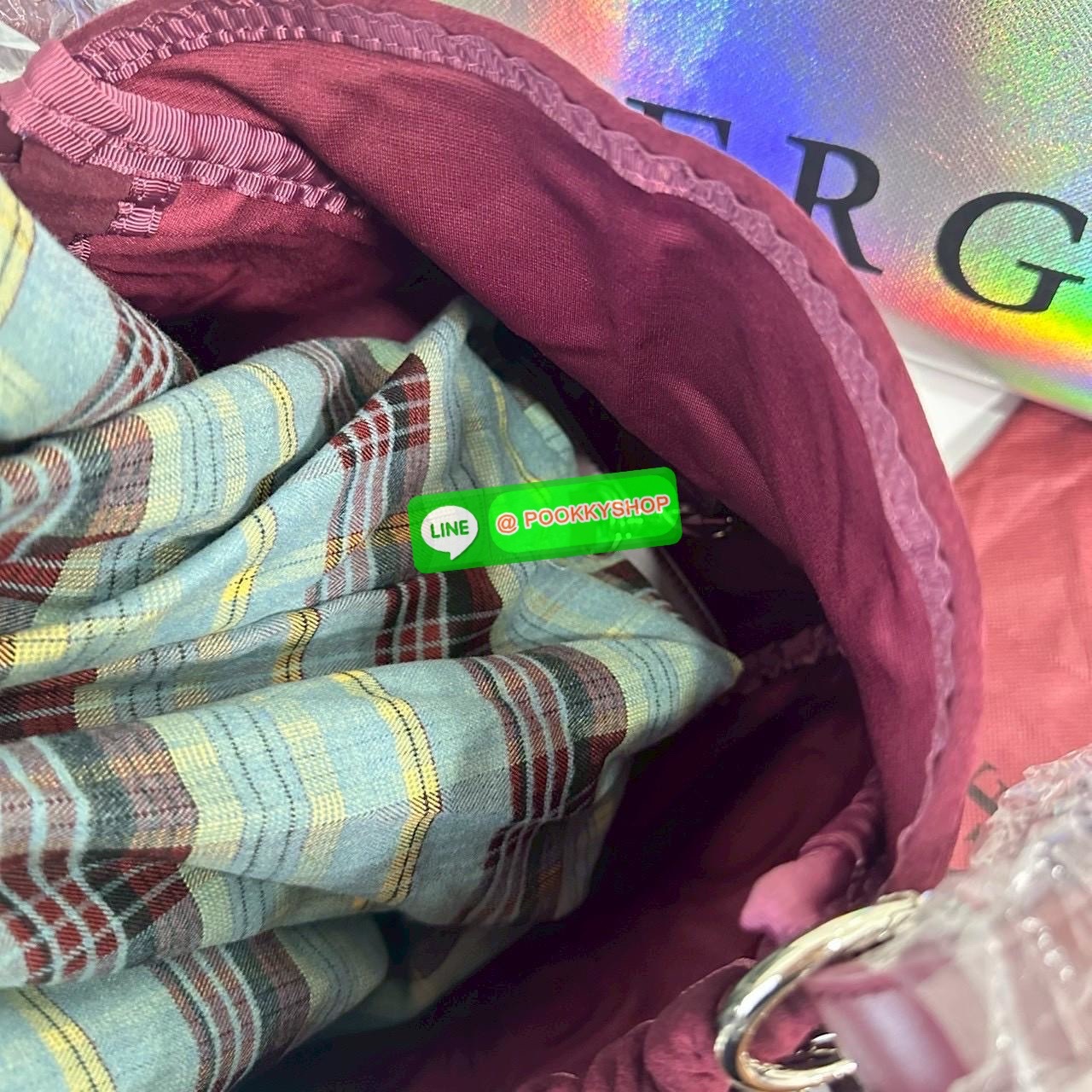 Merge A Day Bag Medium - Suede Edition (Limited) กระเป๋าสะพายไหล่ size ใหม่ ขนาดกระทัดรัดขึ้น แต่ยังสามารถจุของได้เยอะเหมือนเดิม ปรับสายกระเป๋าเป็นแบนสะพายทั้งวันไม่รู้สึกเมื่อยไหล่คะ