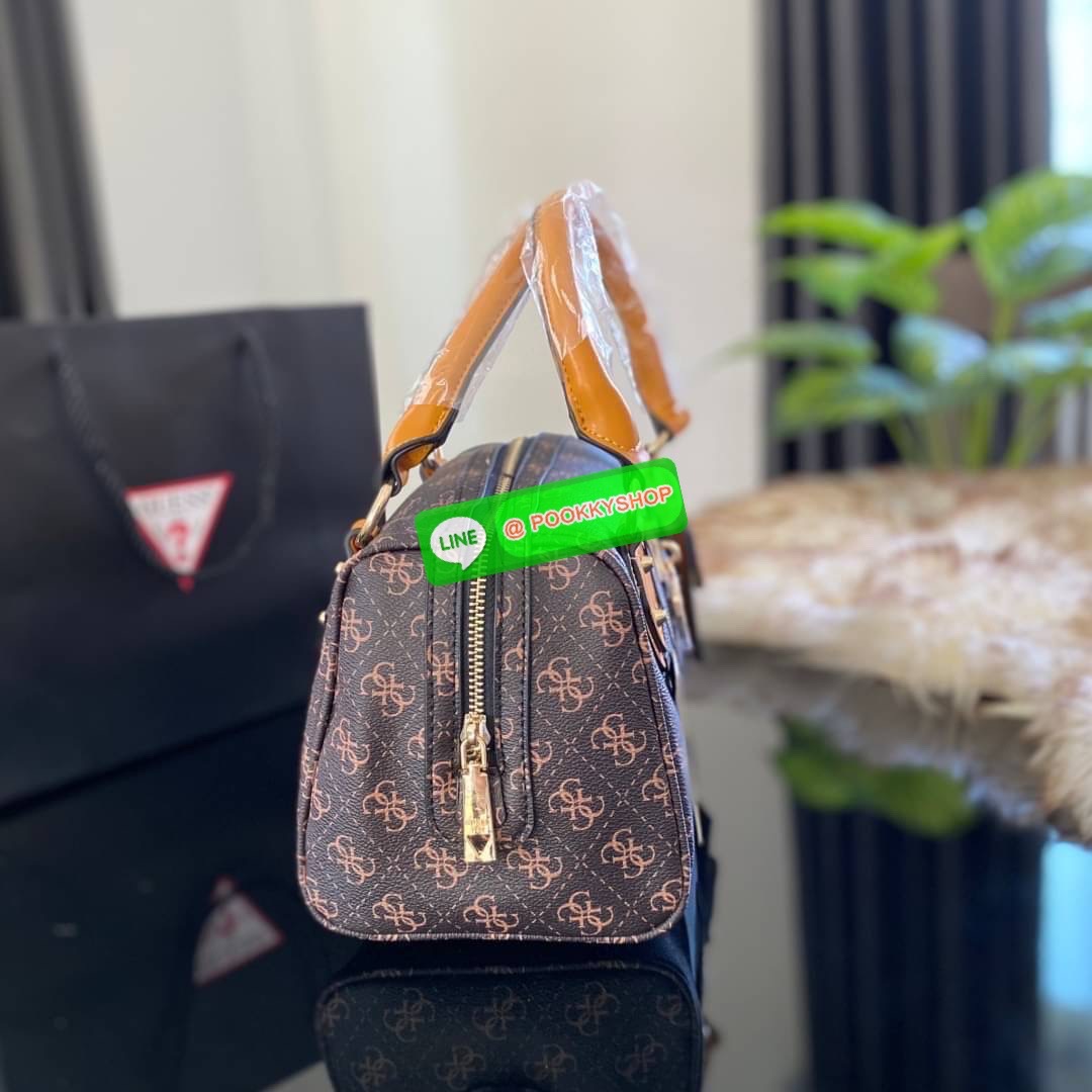 GUESS JENSEN BOX SATCHEL กระเป๋าทรงหมอน ประดับพวงกุญแจโลโก้แบรนด์ด้านหน้ากระเป๋า มีหมุดรองฐานตั้งอยู่ทรง มาพร้อมกับสายสะพายยาวปรับระดับได้ ภายในซับในตราแบรนด์อย่างดี รุ่นนี้สวยงามมากค่ะ สินค้าถ่ายจากงานจริง ใครได้ไปรับรองไม่ผิดหวัง❤️