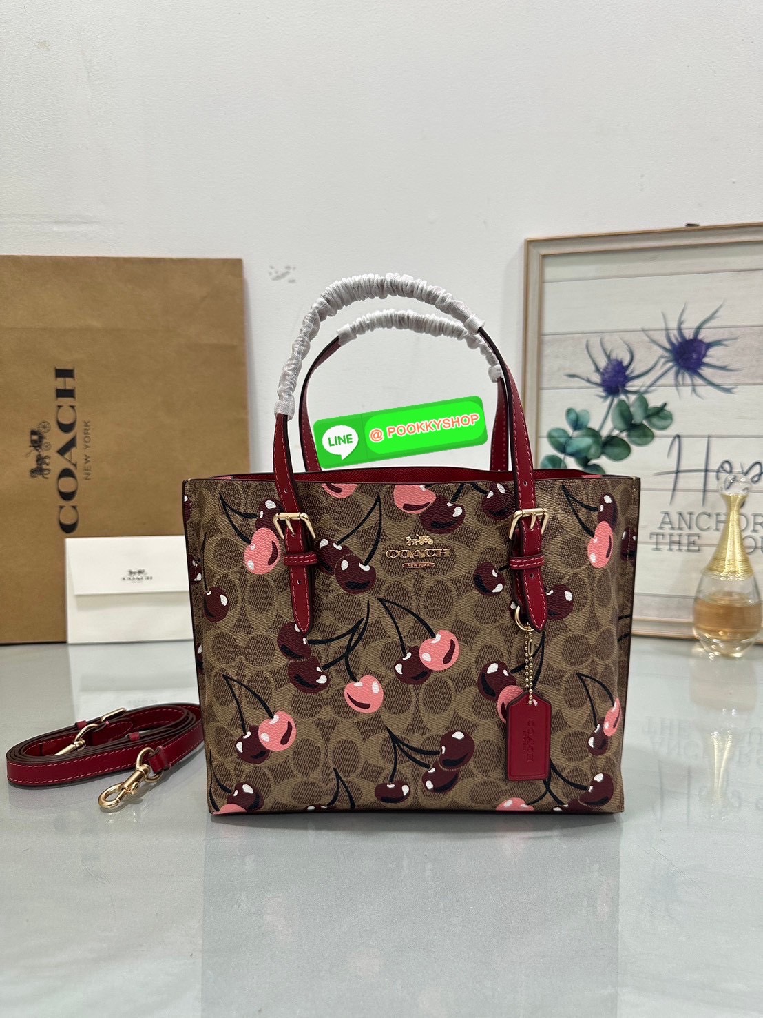 👜Coach CZ772 Mollie Tote Bag 25 In Signature Canvas With Cherry print 🍒 กระเป๋าทรง Tote ลายซิกเนเจอร์พิเศษ ดีไซน์น่ารักสุดคลาสิคมาพร้อมสายสะพายยาวและสายถือ หนังกับตัวกระเป๋าได้อย่างมีเอกลักษณ์ เหมาะสำหรับใส่ของใช้ประจำวัน พร้อมช่องซิปหลักก