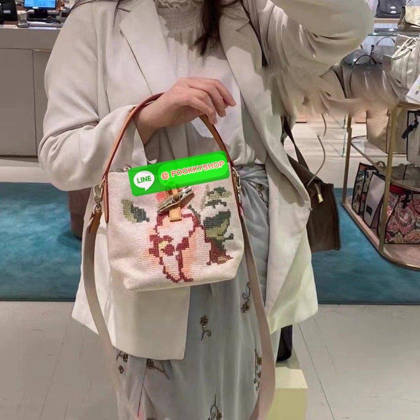 Longchamp Roseau Essential Fleurs กระเป๋าทรงถังขนาดเล็ก วัสดุผ้าฝ้าย ลายปักษ์ดอกกุหลาบ Roseau เป็นคอลเล็คชั่นที่สดใสและเรียบง่าย ซับในสีพื้น อะไหล่สีทอง น้ำหนักเบา จุของได้เยอะ มีสายสะพายไล่ ถอดสายได้ Crossbody ได้