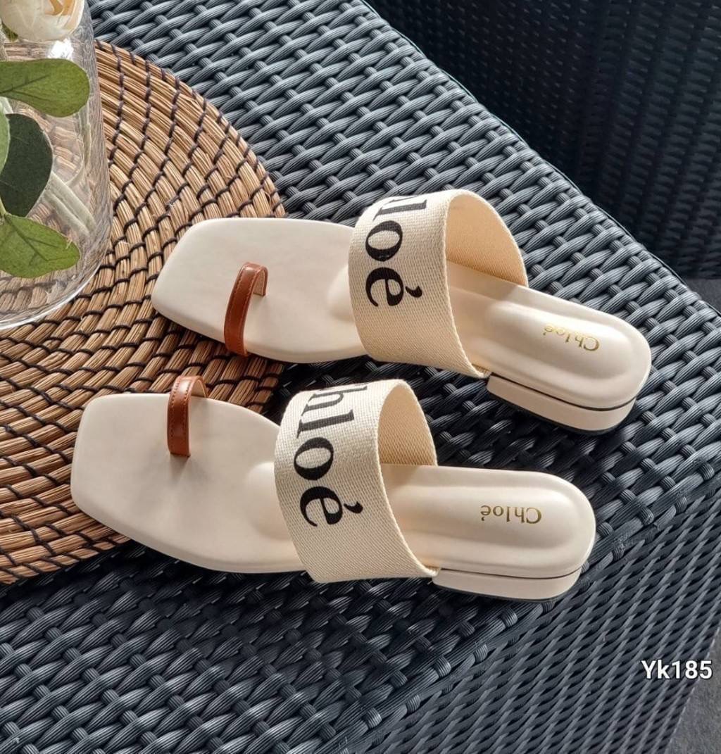 แบบเข้าใหม่ รองเท้า Chloe’ เสริมส้นนิด น่ารักมากค่ะ พื้นปั้มแบรนด์ มีกล่องเรียบ