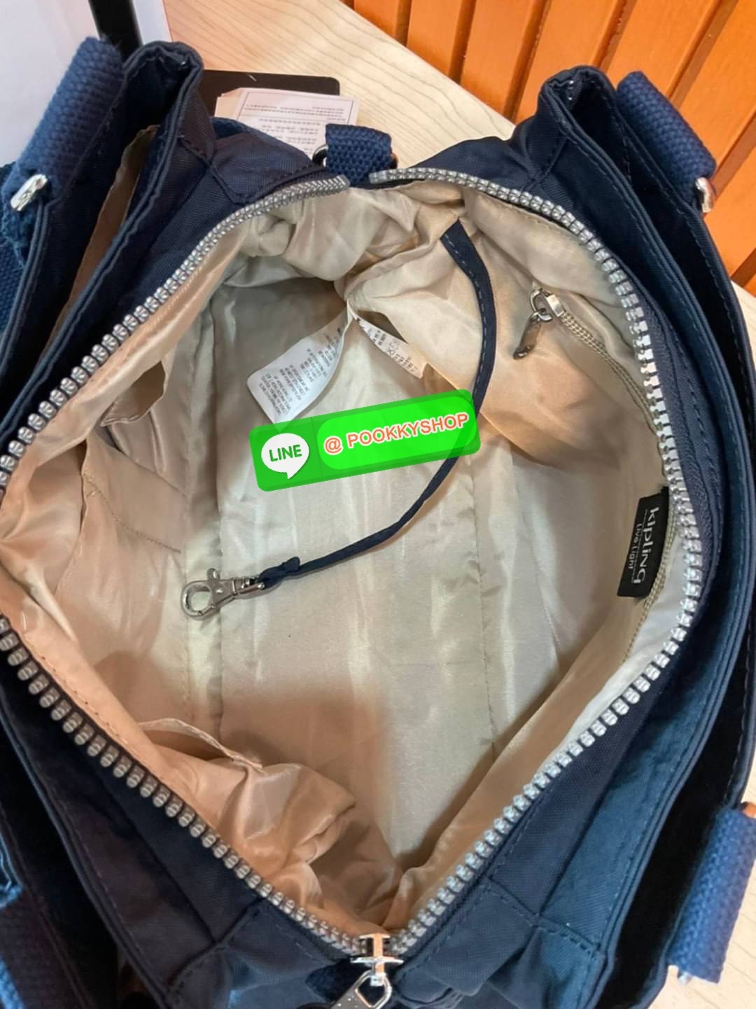 Kipling Damen Orelie Henkeltasche รุ่น K15257 กระเป๋าถือ/สะพาย Crossbody ขนาดกำลังดี หูกระเป๋ายาวสามารถคล้องบ่าได้ วัสดุpolymode100% ผ้ากันน้ำ กระเป๋ามีน้ำหนักเบา มีช่องซิป ด้านหน้า และ ด้านหลัง ภายในแบ่งเป็น 3 ช่องหลักใช้งาน ช่องซิปกลางแยกเป็นสัดส่วน จุข