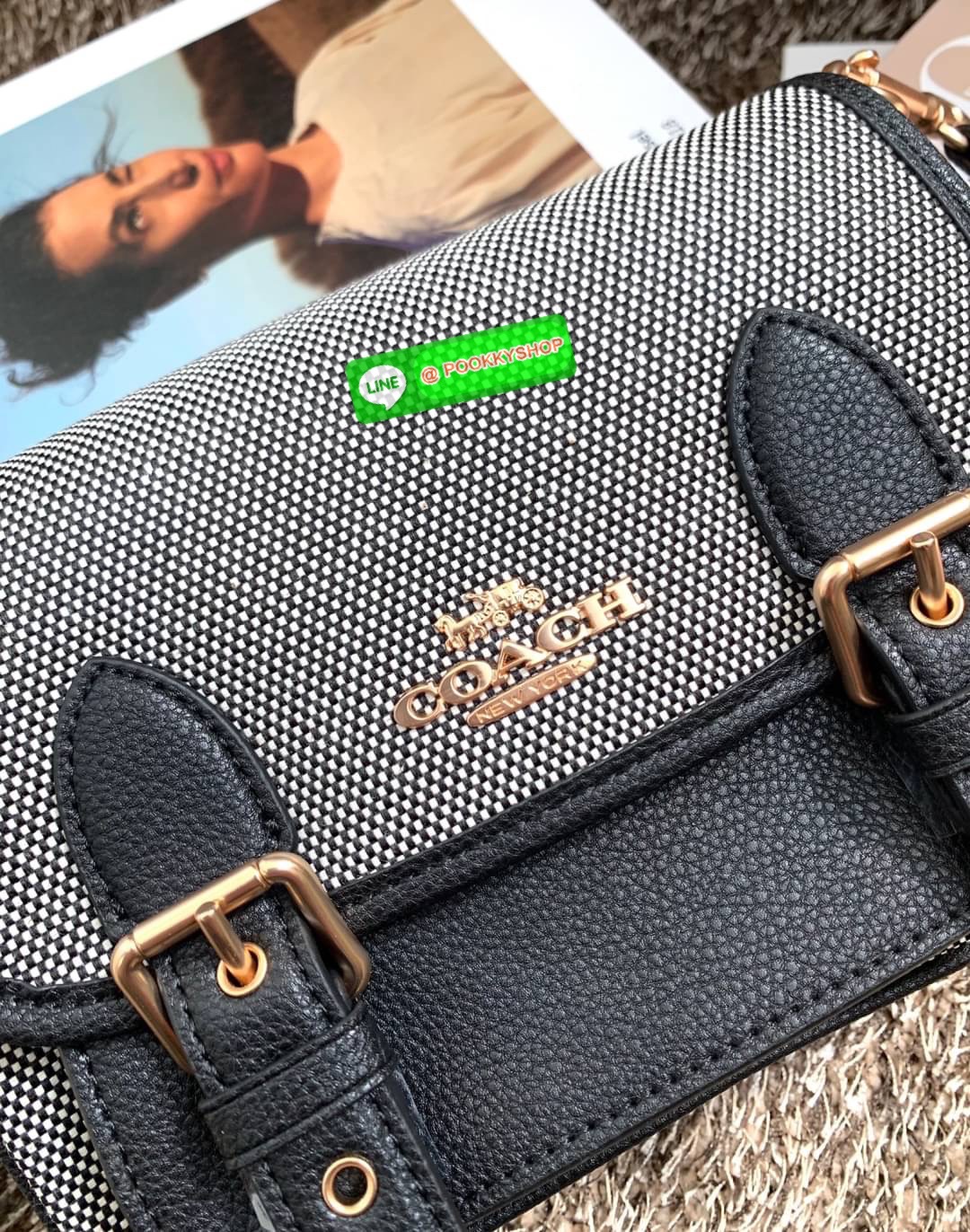 COACH LUCY CROSSBODY BAG((CA622)) 🔹พร้อมส่ง กระเป๋าสะพายแบบครอสบอดี้ร์ ทรงเก๋ วัสดุ แคนวาส+หนังแท้ ได้ลงตัวสวยงาม 🔹เปิดปิดกระเป๋าแบบกระดุมแป๊กสองข้าง ภายในมีข่องให้ใส่ของ3ช่องด้วยกัน ช่องค่อนข้างกางออกได้กว้าง จุของได้หลายอย่างเลยค่ะ มีช่อ